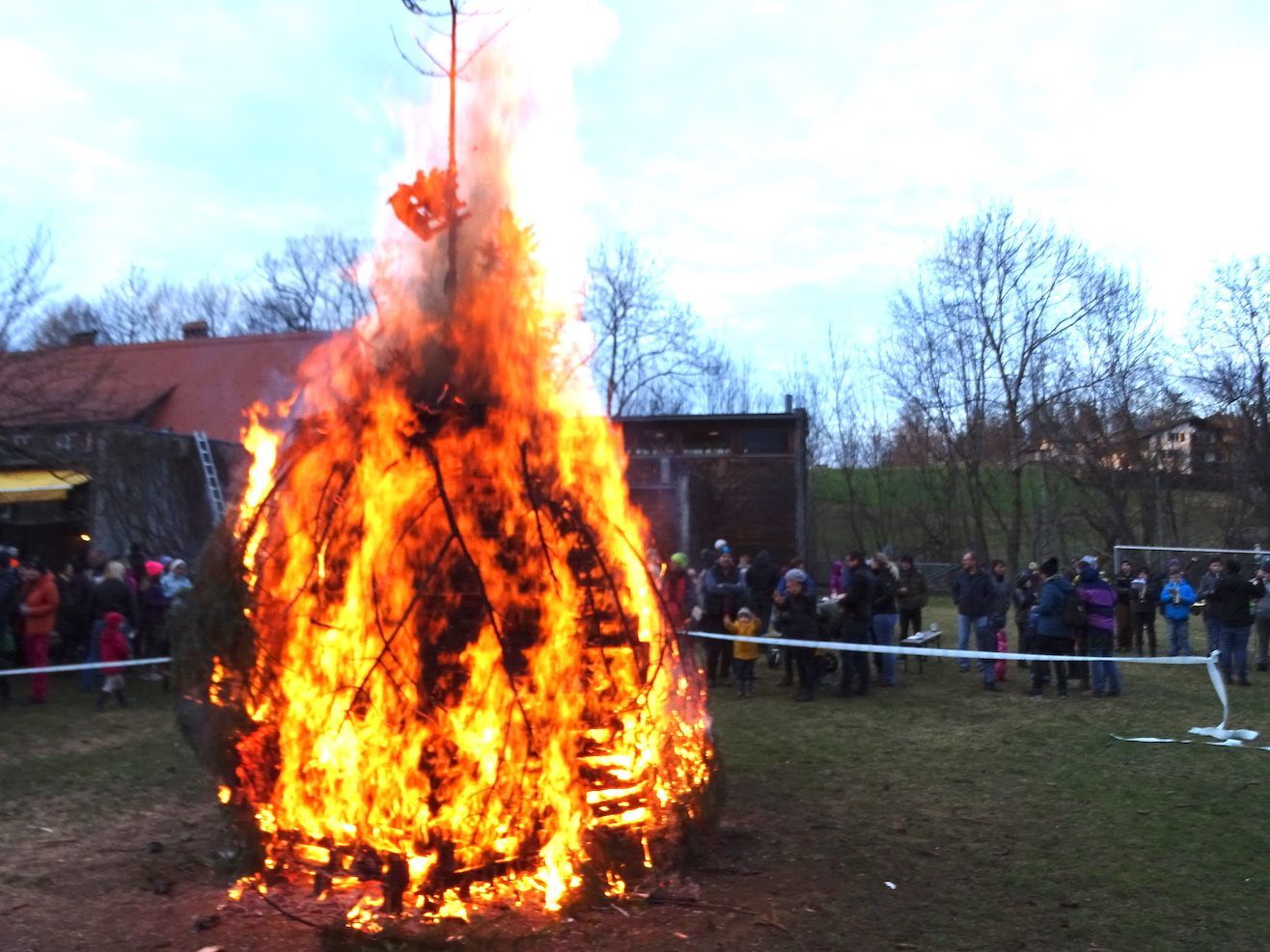 Der Elternverein ließ die Tradition des Funkensabbrennens in der Reute wieder aufleben.