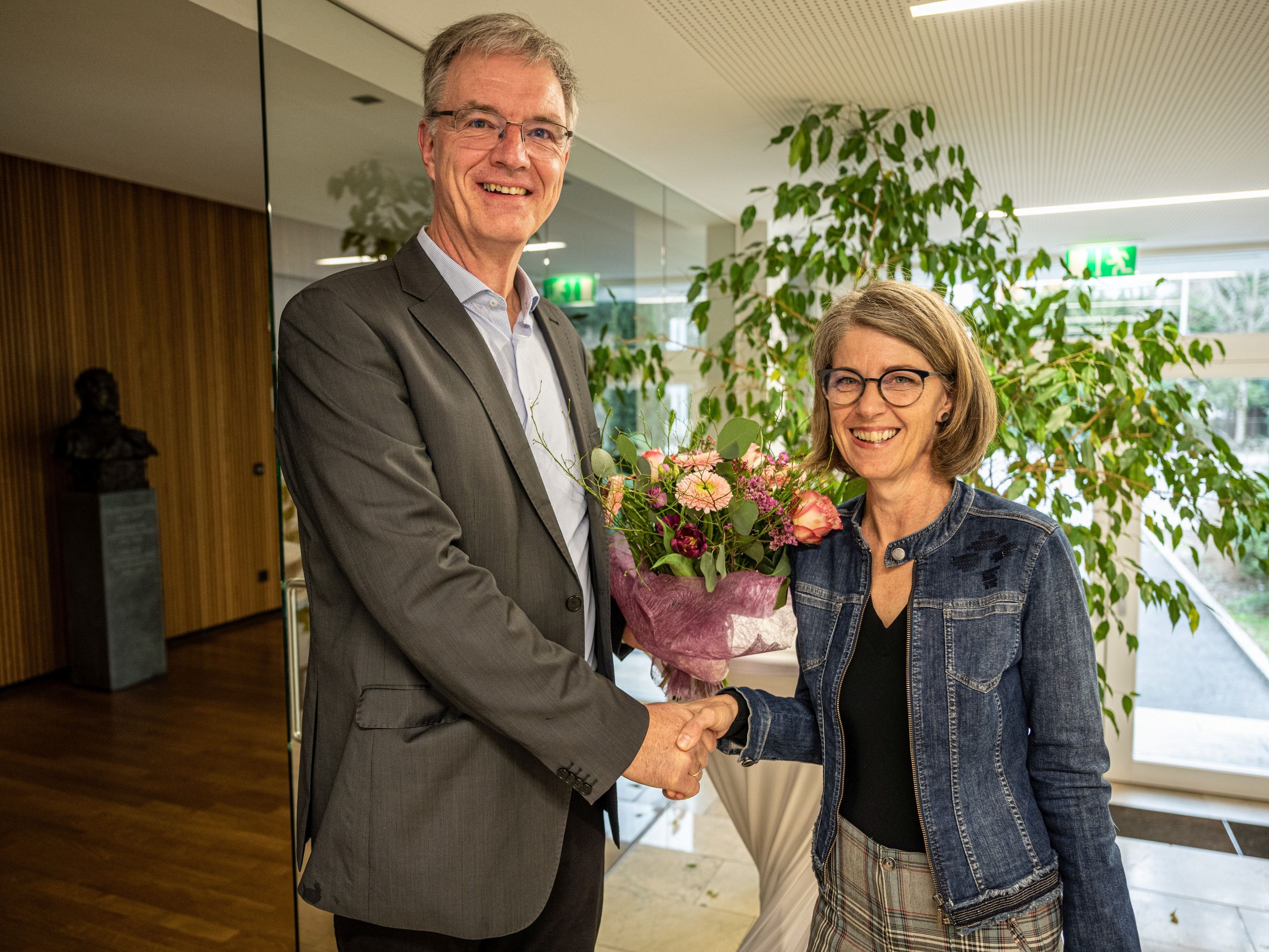 Schulamt Übergabe an Annamaria Ferchl-Blum. Schulamt Übergabe an Annamaria Ferchl-Blum.
