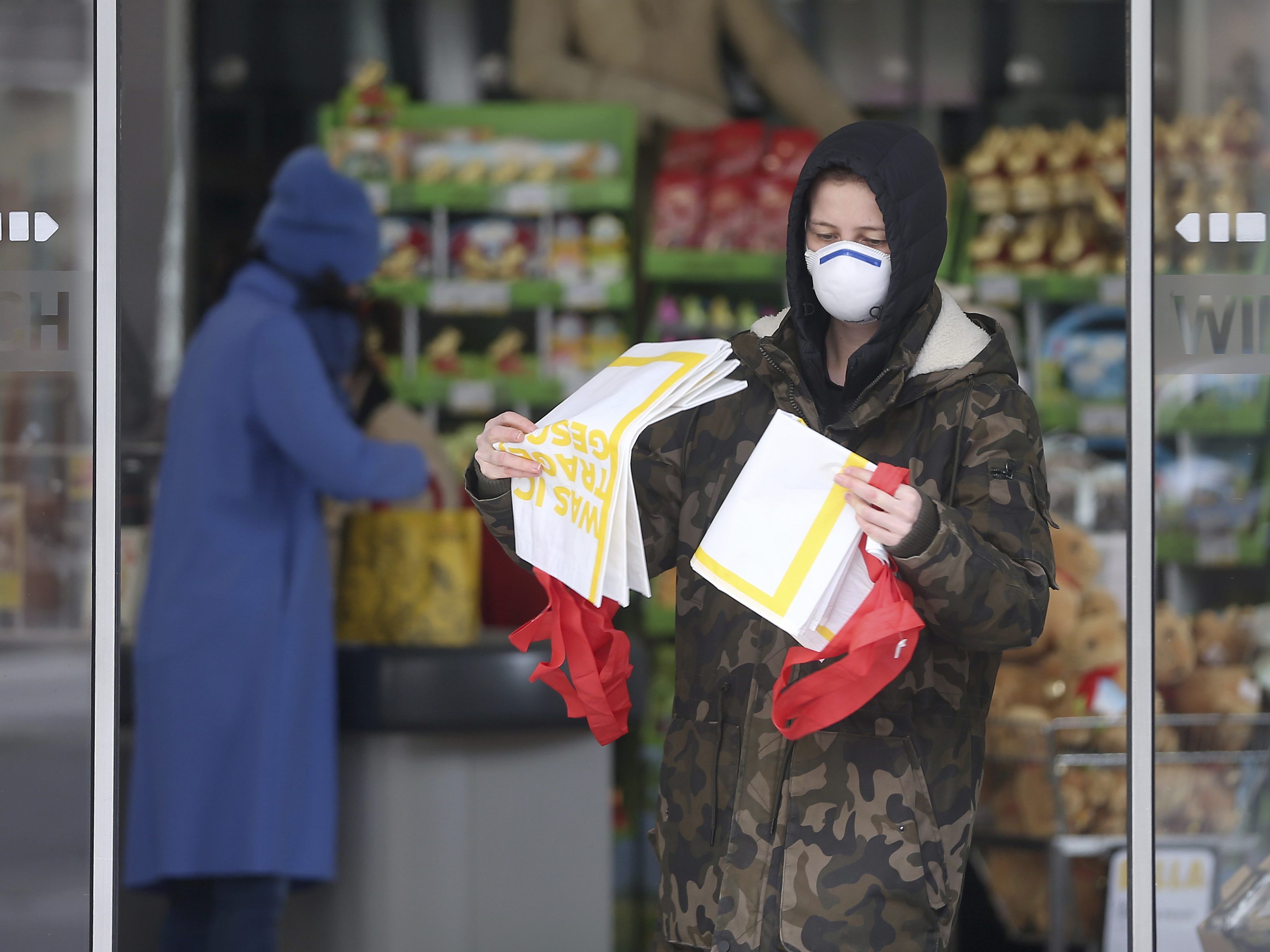 In Österreichs Supermärkten wird eine Schutzmaskenpflicht eingeführt. In Österreichs Supermärkten wird eine Schutzmaskenpflicht eingeführt.