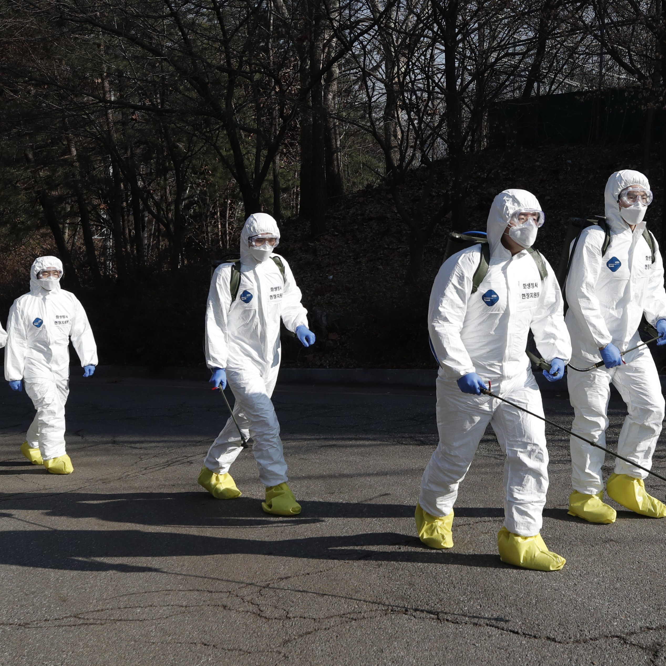 Wegen des Coronavirus werden Schulen geschlossen, Großveranstaltungen abgesagt, Flüge gestrichen.
