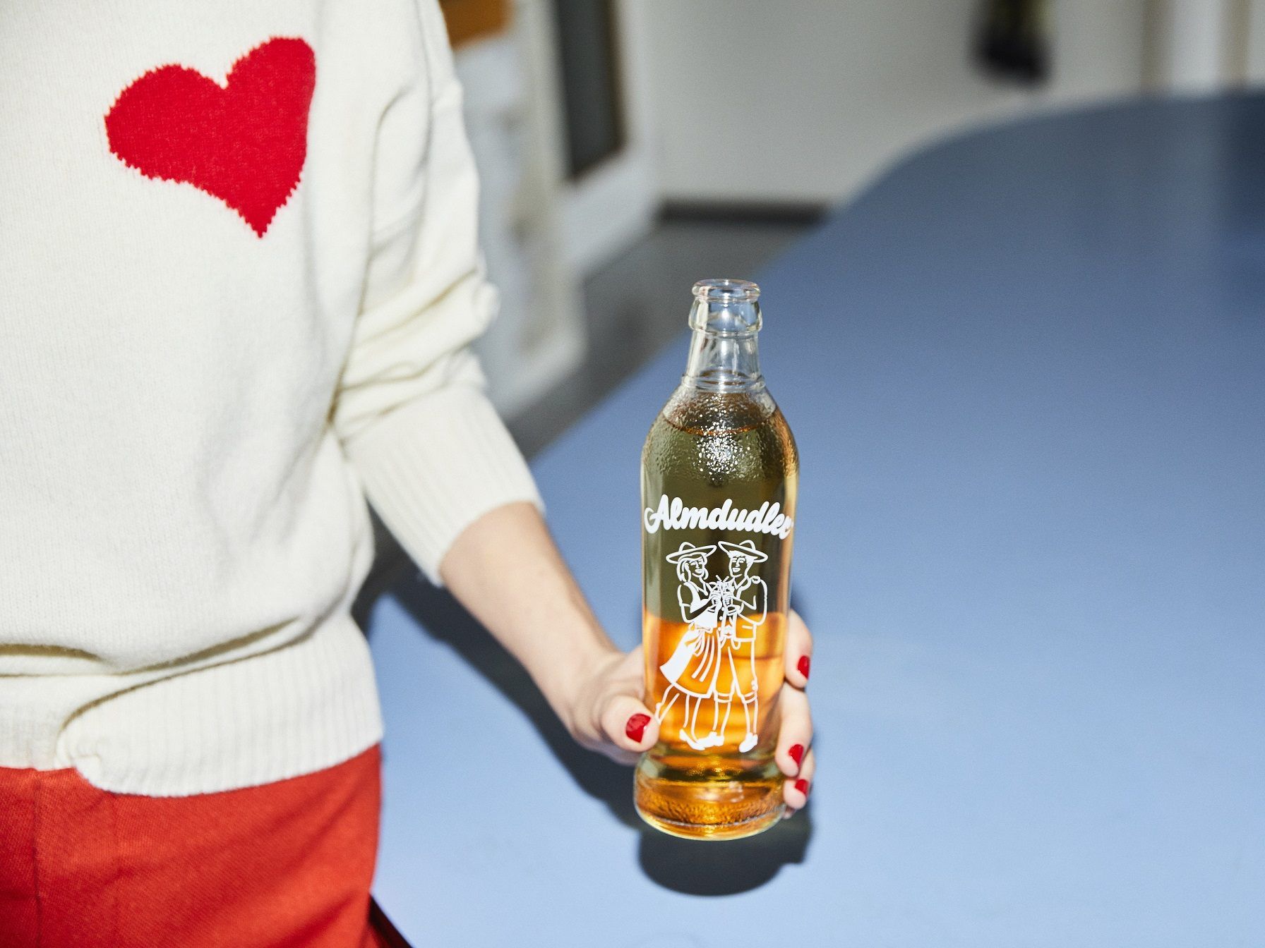 Pro gekaufter Flasche oder Dose von Almdudler gehen 10 Cent an die heimische Gastronomie. Pro gekaufter Flasche oder Dose von Almdudler gehen 10 Cent an die heimische Gastronomie.