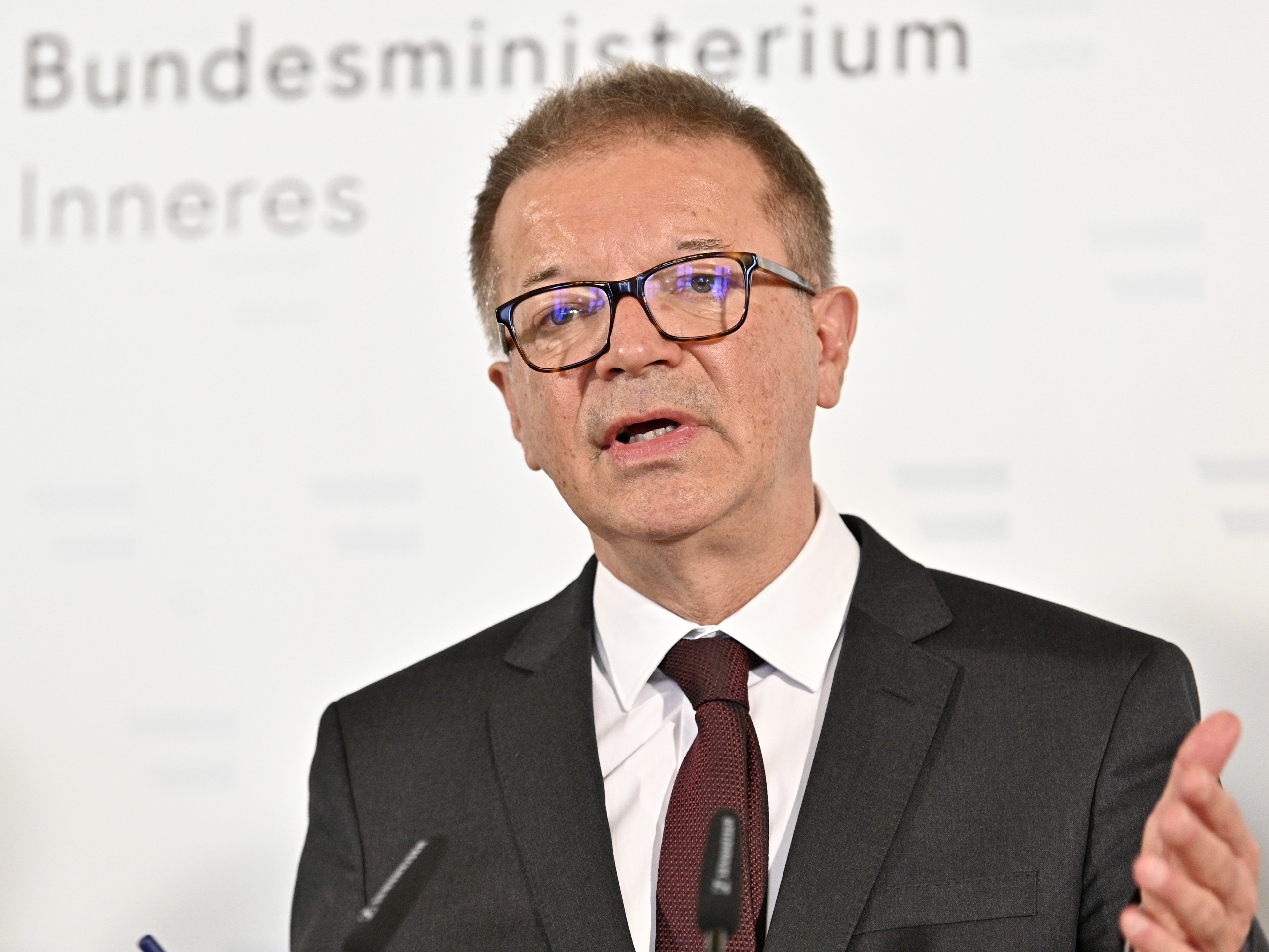 Gesundheitsminister Anschober gibt Auskünfte über die neuesten Coronavirus-Fälle. Gesundheitsminister Anschober gibt Auskünfte über die neuesten Coronavirus-Fälle.