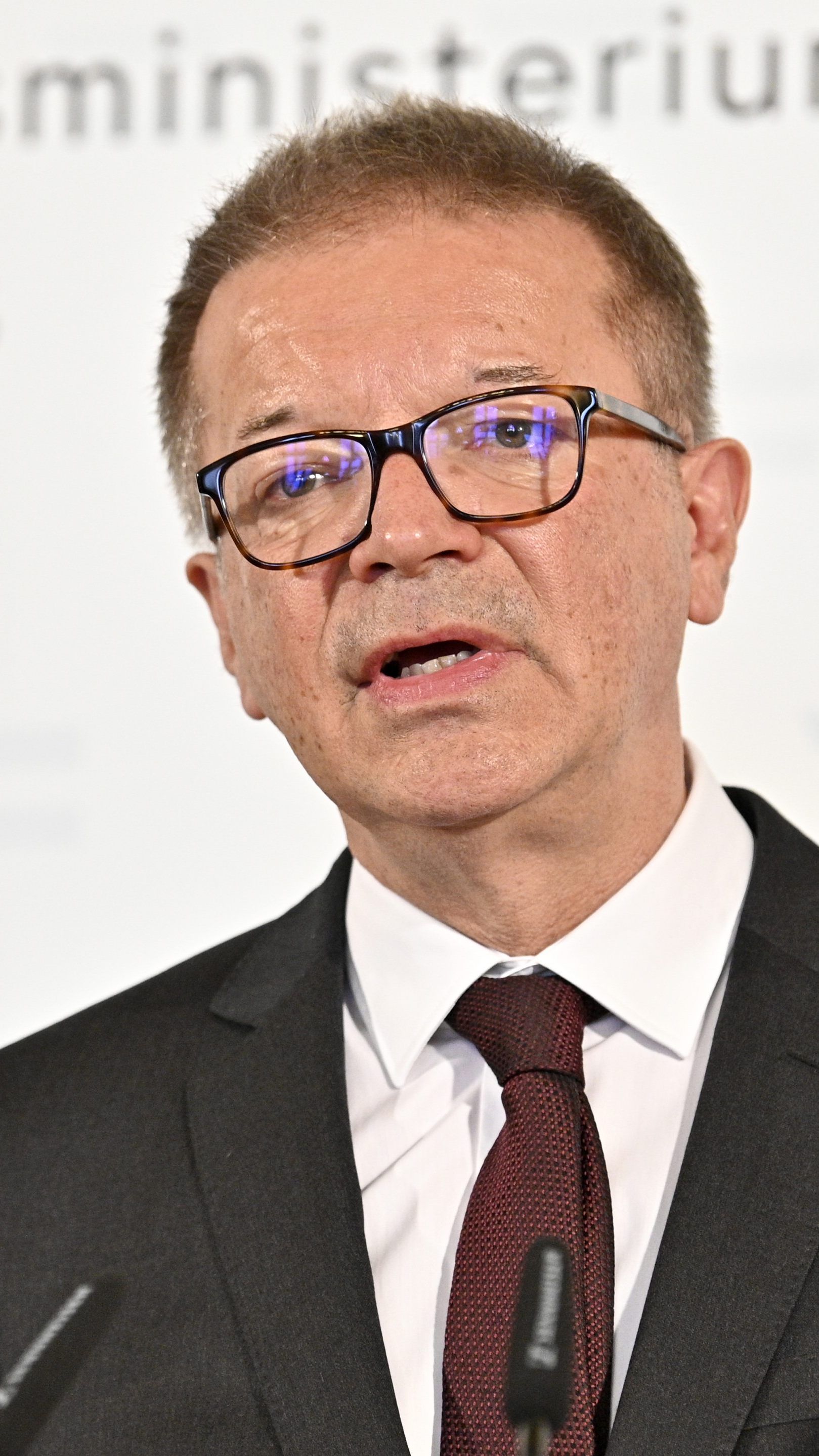 Gesundheitsminister Anschober gibt Auskünfte über die neuesten Coronavirus-Fälle.