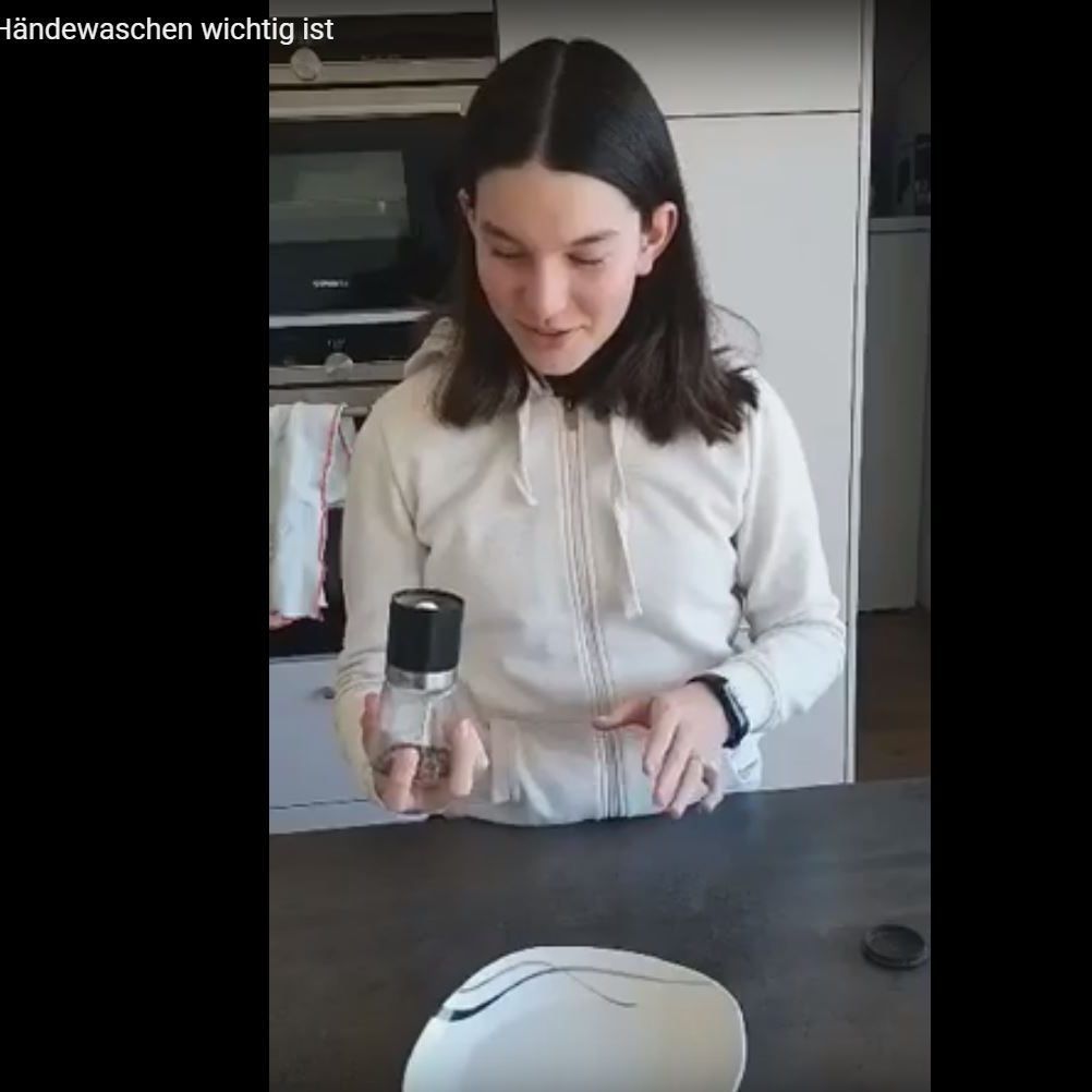 Mia aus Koblach zeigt, warum Händewaschen wichtig ist.