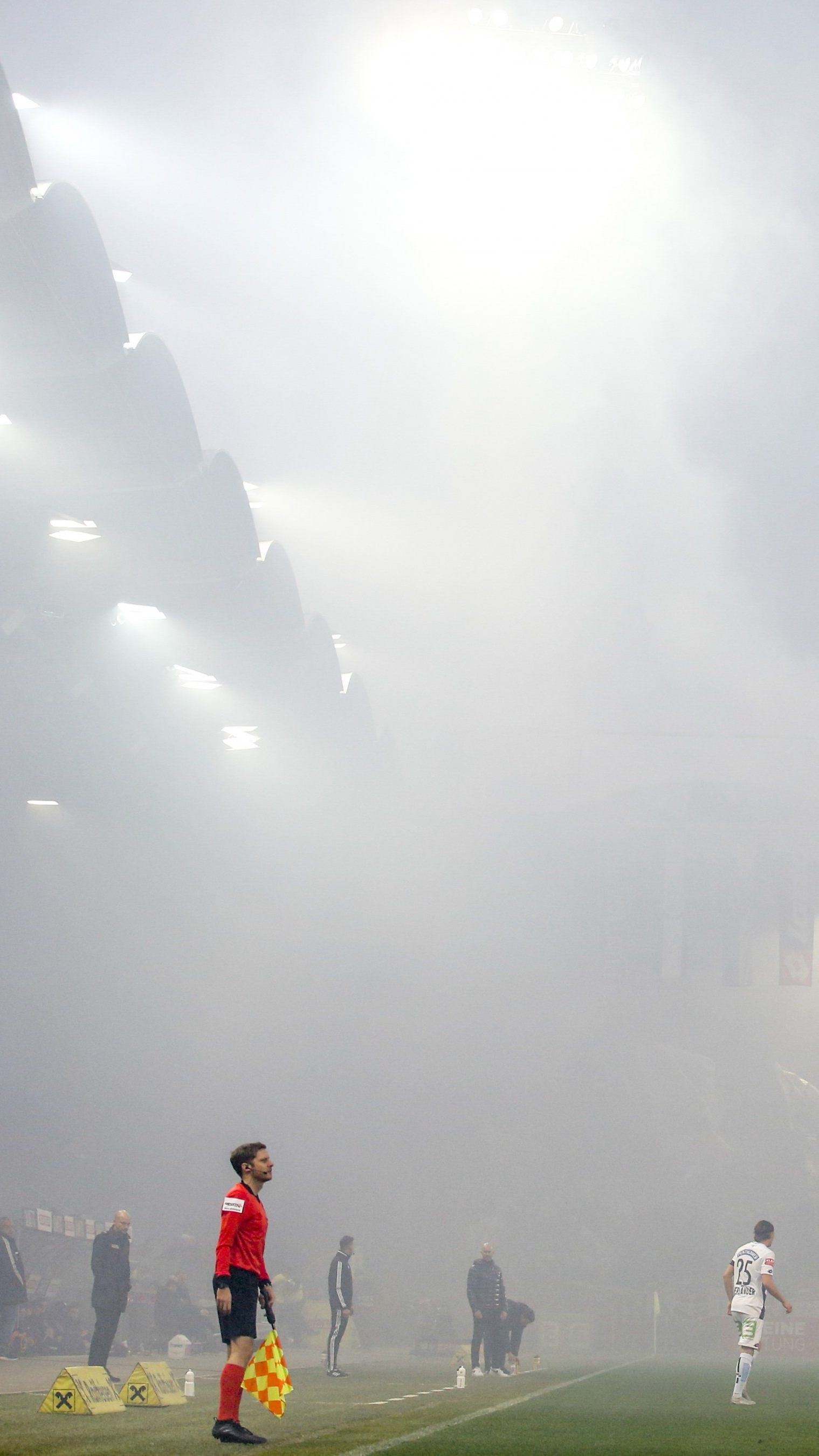 Im Fanblock der Wiener Austria kam es zu Pyrotechnik-Vorfällen, das Spiel musste unterbrochen werden.