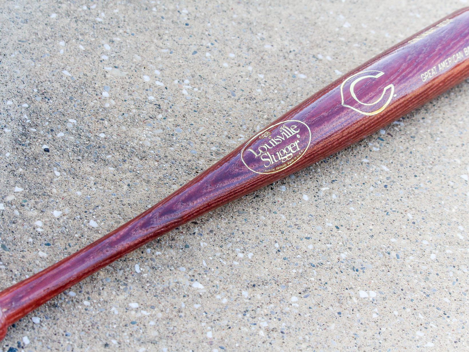 Mit einem Baseballschläger war ein Mann seines Handys beraubt worden Mit einem Baseballschläger war ein Mann seines Handys beraubt worden
