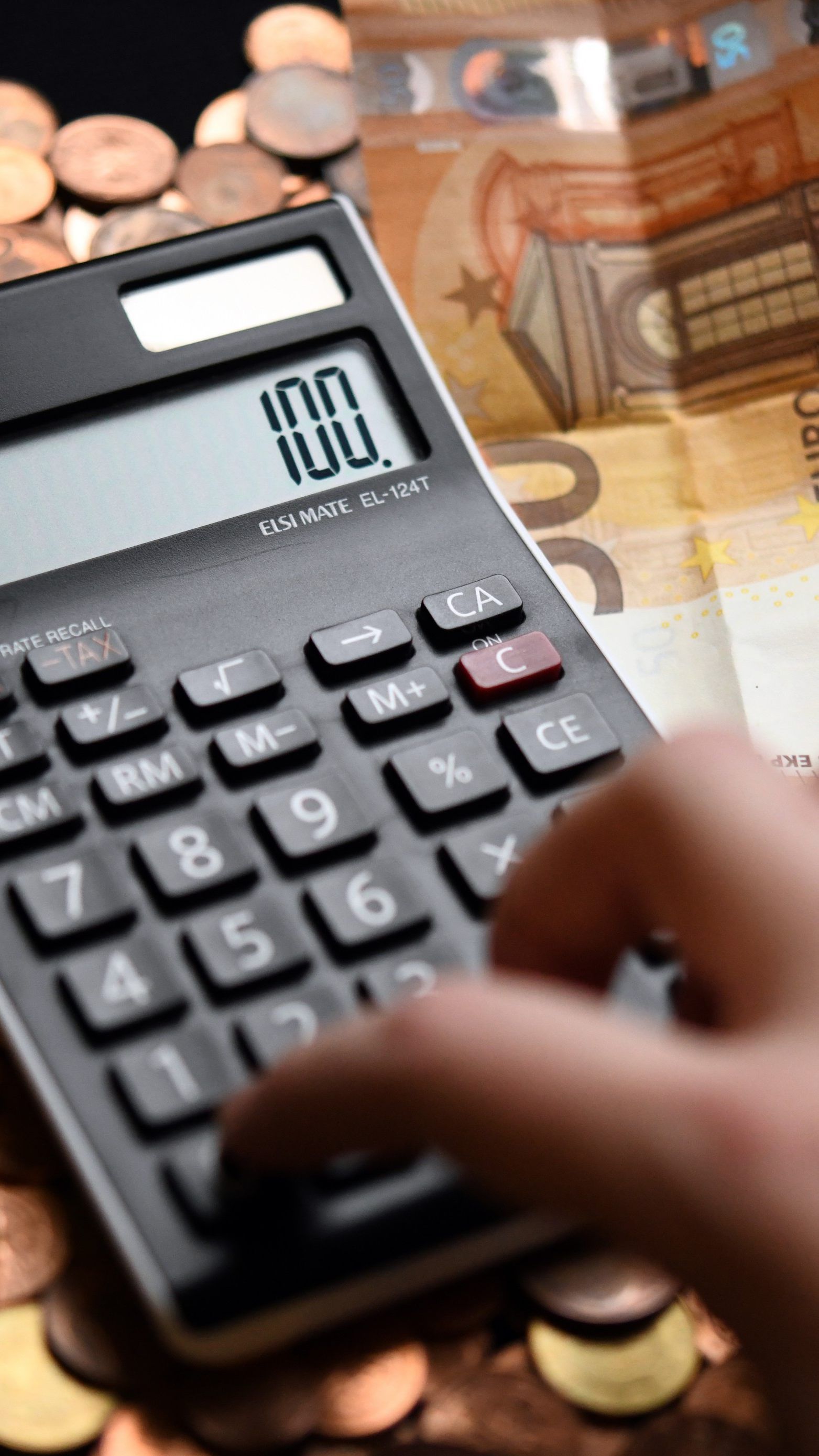 Viele Österreicher zerbrechen sich mindesten einmal die Woche den Kopf über Geldprobleme.