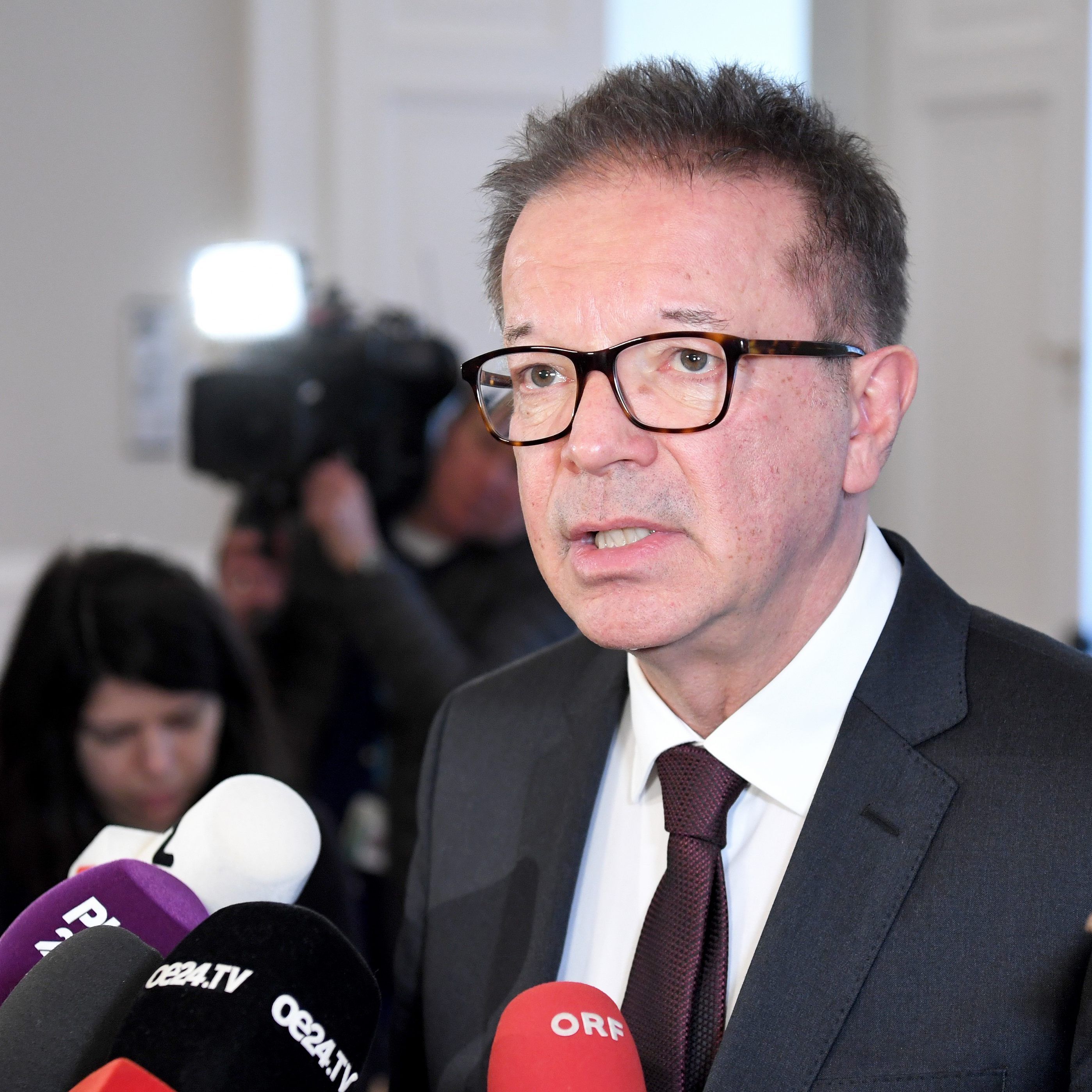 Anschober zog am Donnerstag einen Vergleich zwischen den beiden Infektionskrankheiten.