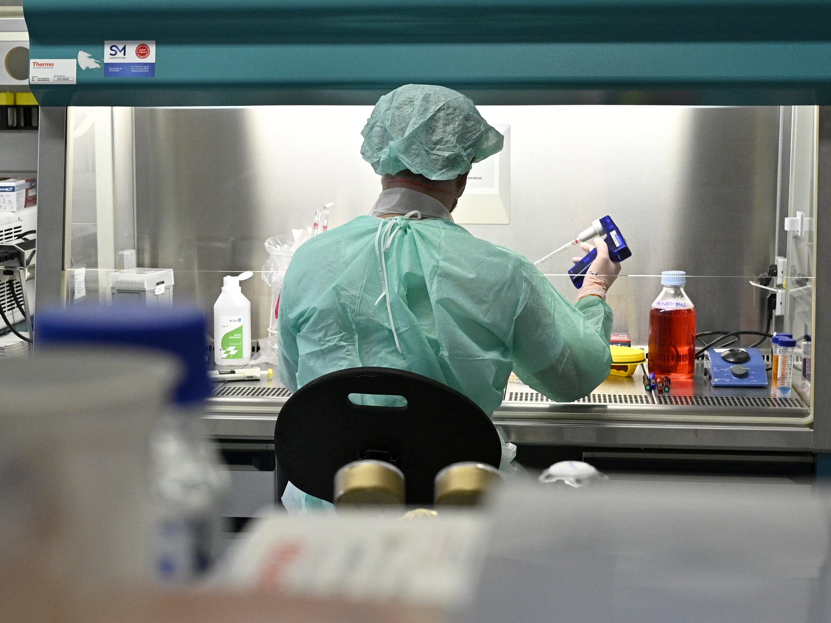 Die Zahl der Coronavirus-Infizierten stieg - ohne Dunkelziffer - auf über 10.000. Die Zahl der Coronavirus-Infizierten stieg - ohne Dunkelziffer - auf über 10.000.