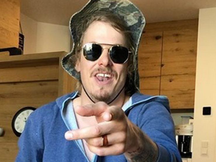 Feller veröffentlichte auf seinem Instagram-Account einen neuen Rap. Feller veröffentlichte auf seinem Instagram-Account einen neuen Rap.