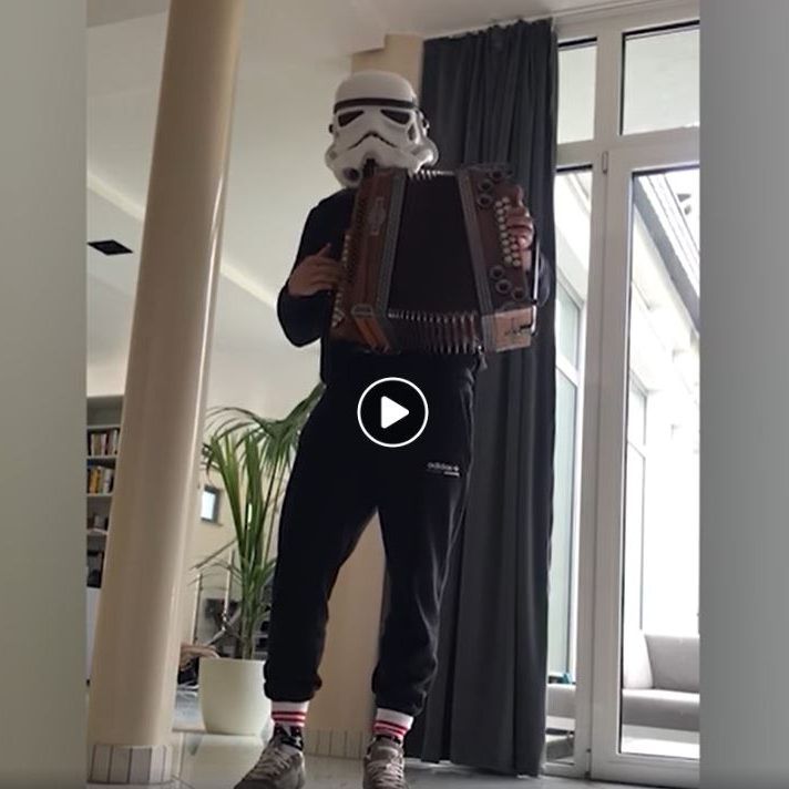 Martin Hinteregger mit musikalischen Grüßen aus der Quarantäne.