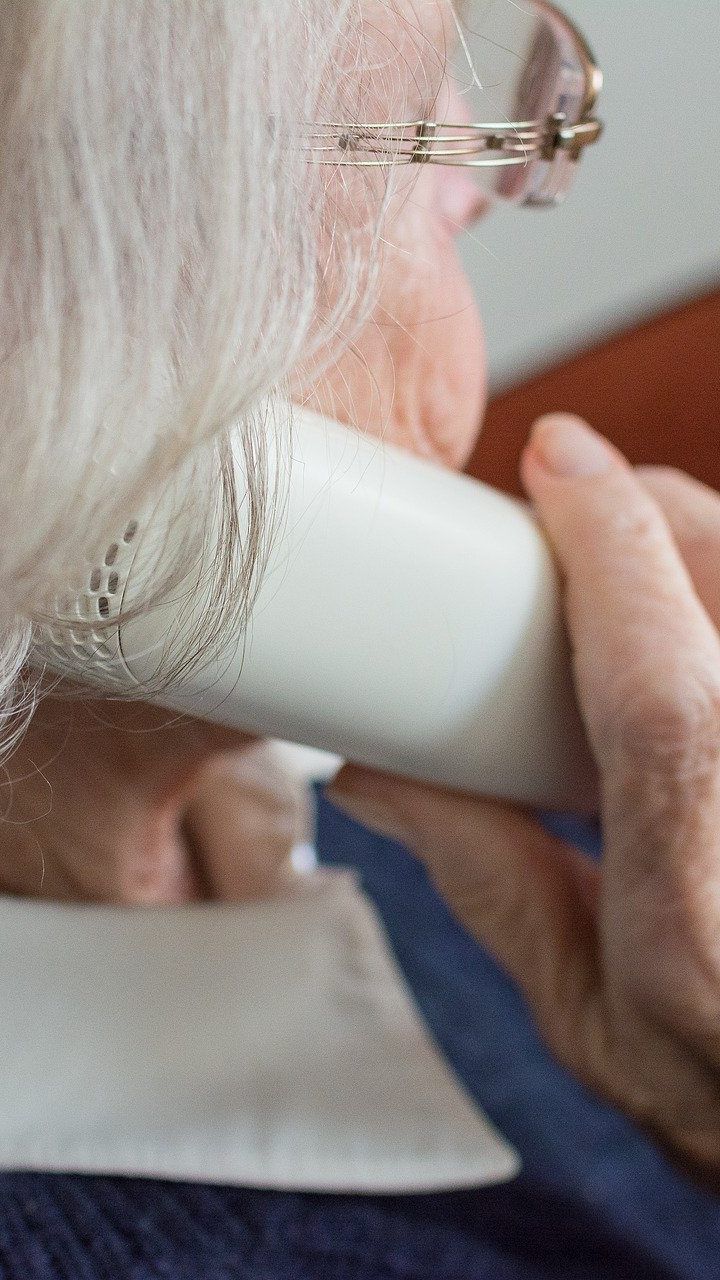 In Wien gibt es ab Donnerstag auch eine Corona-Hotline für alte Leute.