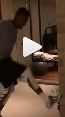 Boateng vertreibt sich die Zeit daheim.