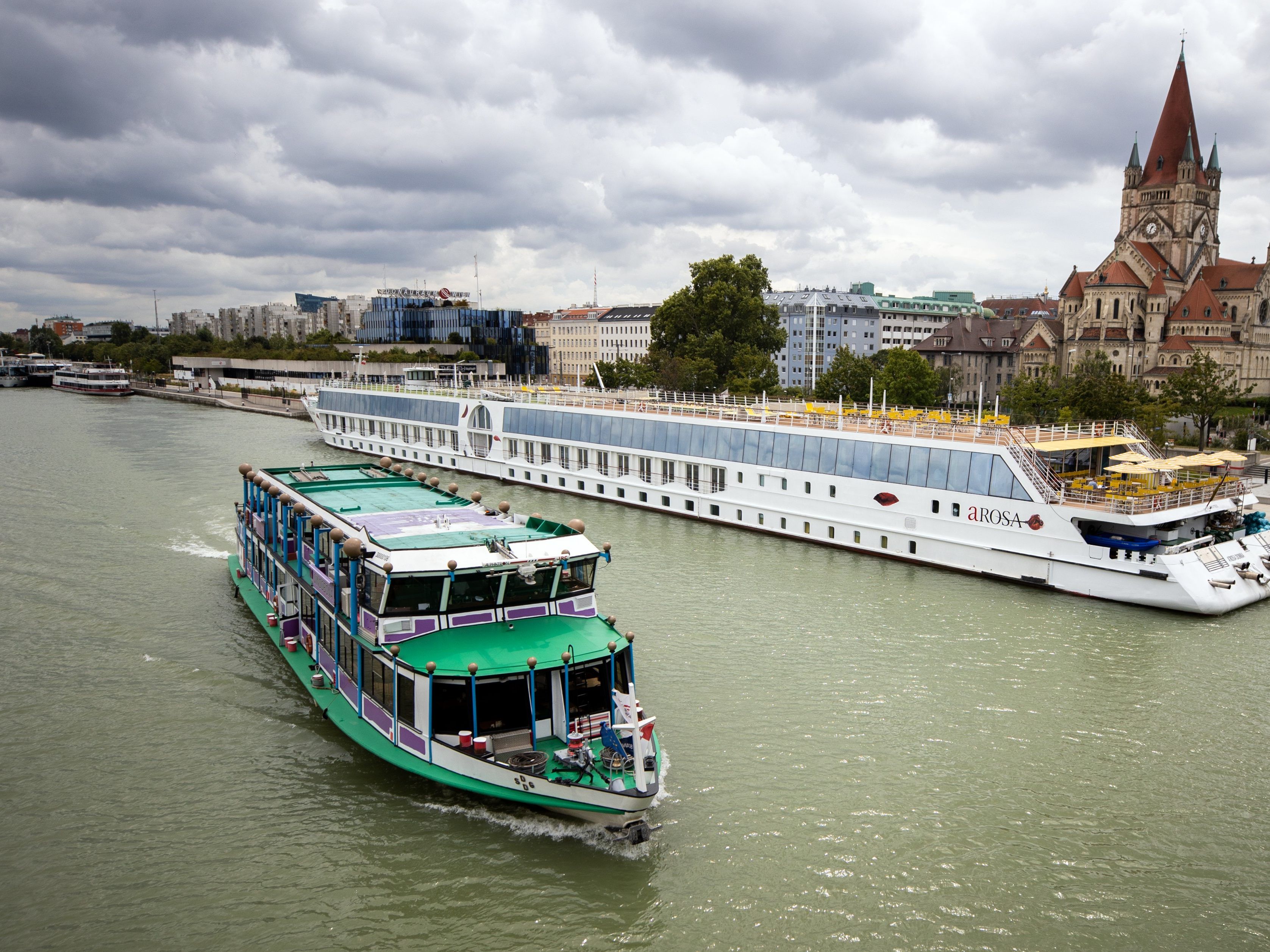 Die Kreuzfahrten auf der Donau finden nach wie vor planmäßig statt. Die Kreuzfahrten auf der Donau finden nach wie vor planmäßig statt.