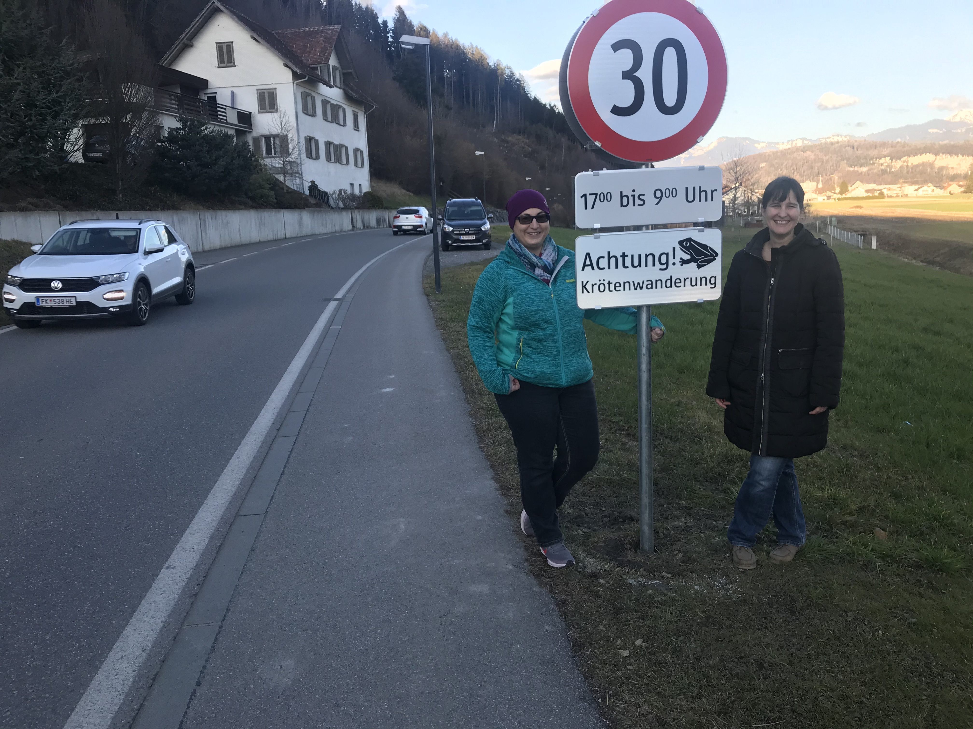 Elternvereinsobfrau Daniela Nidetzky und Silke Lenz beim Lokalaugenschein neben der Verkehrstafel, die ihnen sauer aufstößt.