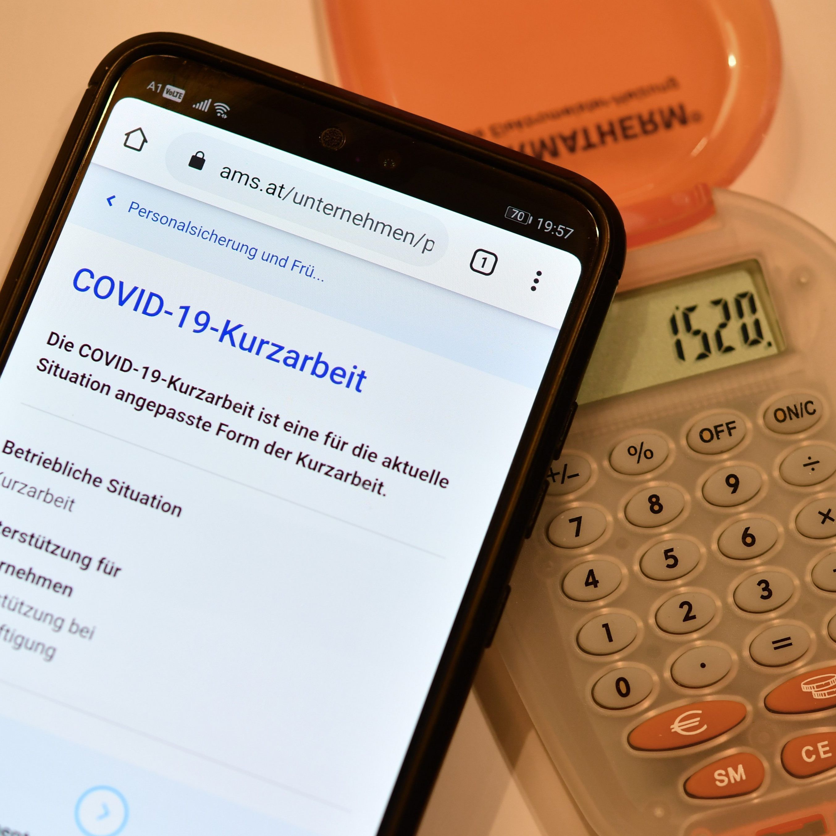 Trotz Kurzarbeit schnellt die Zahl der Arbeitslosen in Österreich in die Höhe.