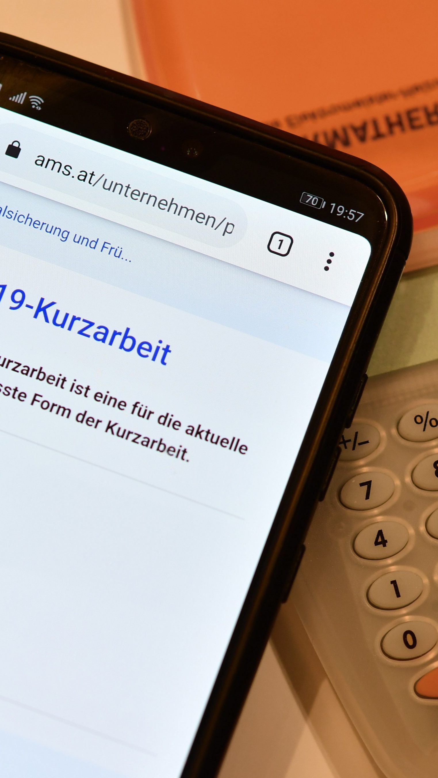 Trotz Kurzarbeit schnellt die Zahl der Arbeitslosen in Österreich in die Höhe.