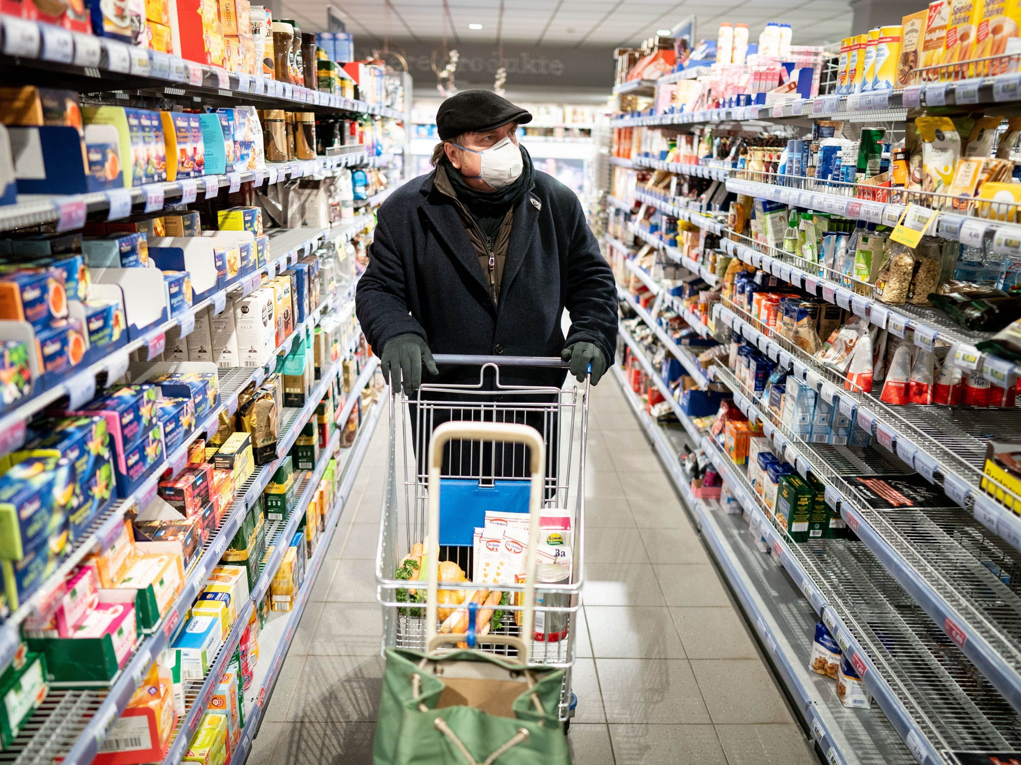 Senioren können früh am Morgen ohne andere Kunden einkaufen. Senioren können früh am Morgen ohne andere Kunden einkaufen.