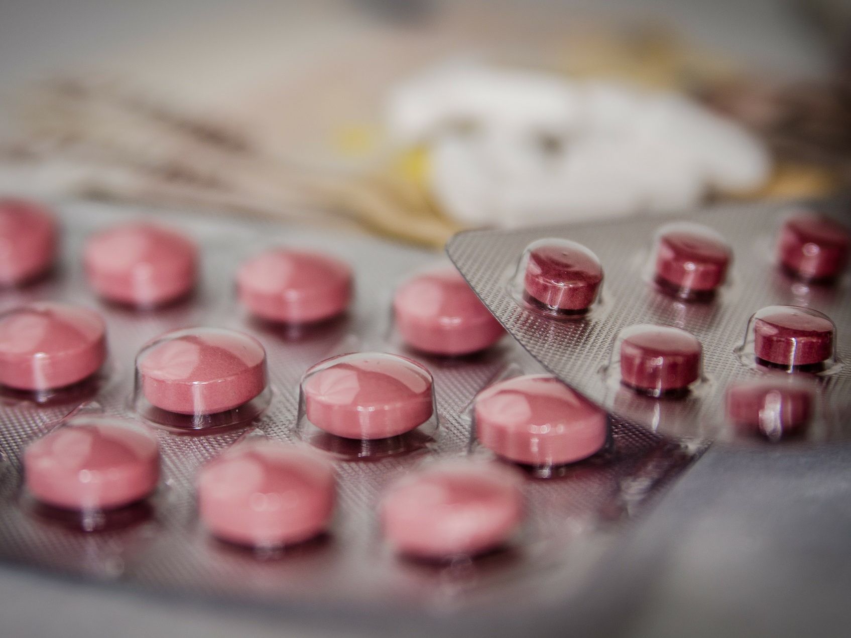 Falsche Medikamente und sogar Impfungen gegen das Coronavirus werden angeboten. Falsche Medikamente und sogar Impfungen gegen das Coronavirus werden angeboten.
