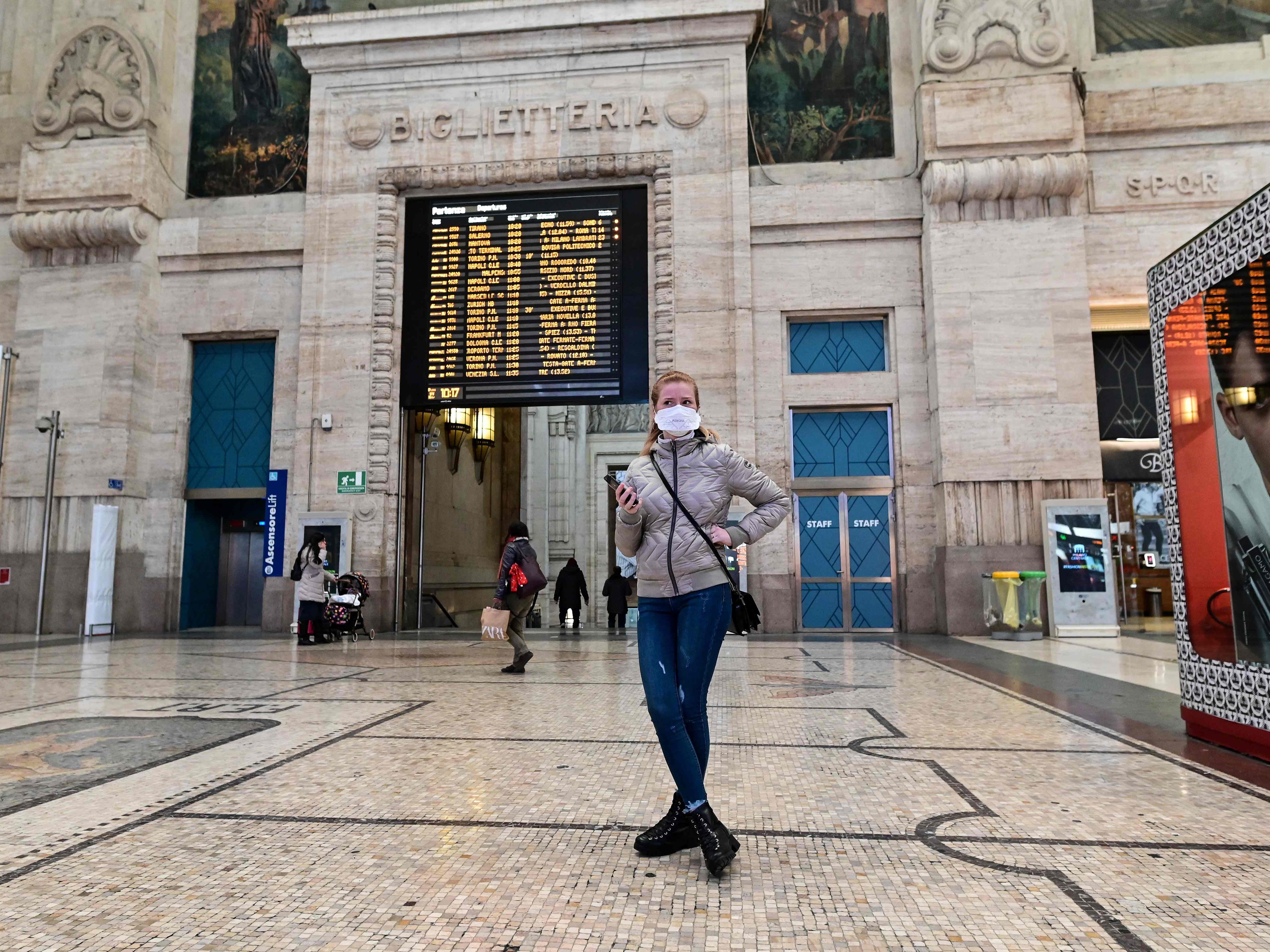 Menschen mit Atemschutzmasken sind in Mailand - trotz Foto - nicht sehr häufig. Menschen mit Atemschutzmasken sind in Mailand - trotz Foto - nicht sehr häufig.
