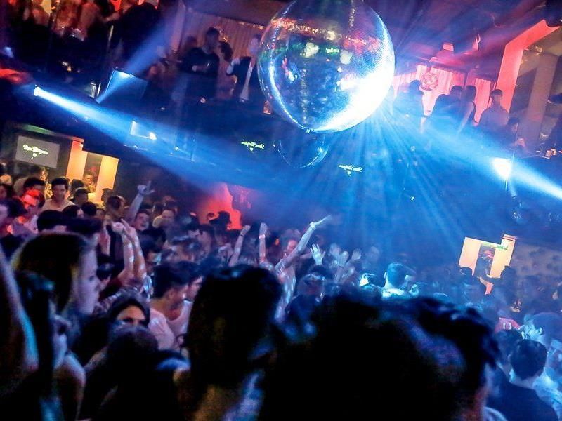 Zahlreiche Clubs und Wiener Discos schließen bis Anfang April. Zahlreiche Clubs und Wiener Discos schließen bis Anfang April.