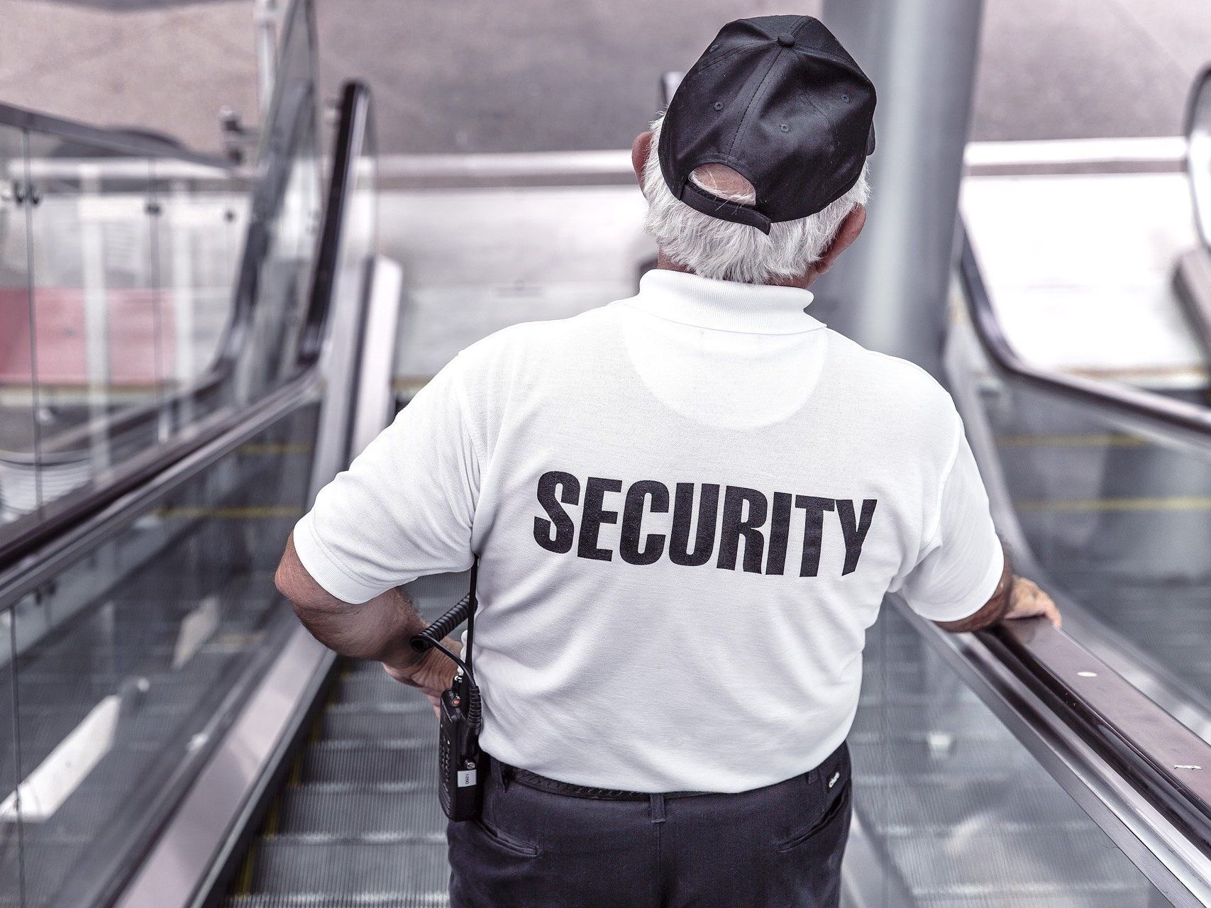 Der Security-Mitarbeiter konnte einen Einbrecher bis zum Eintreffen der Polizei festhalten. Der Security-Mitarbeiter konnte einen Einbrecher bis zum Eintreffen der Polizei festhalten.