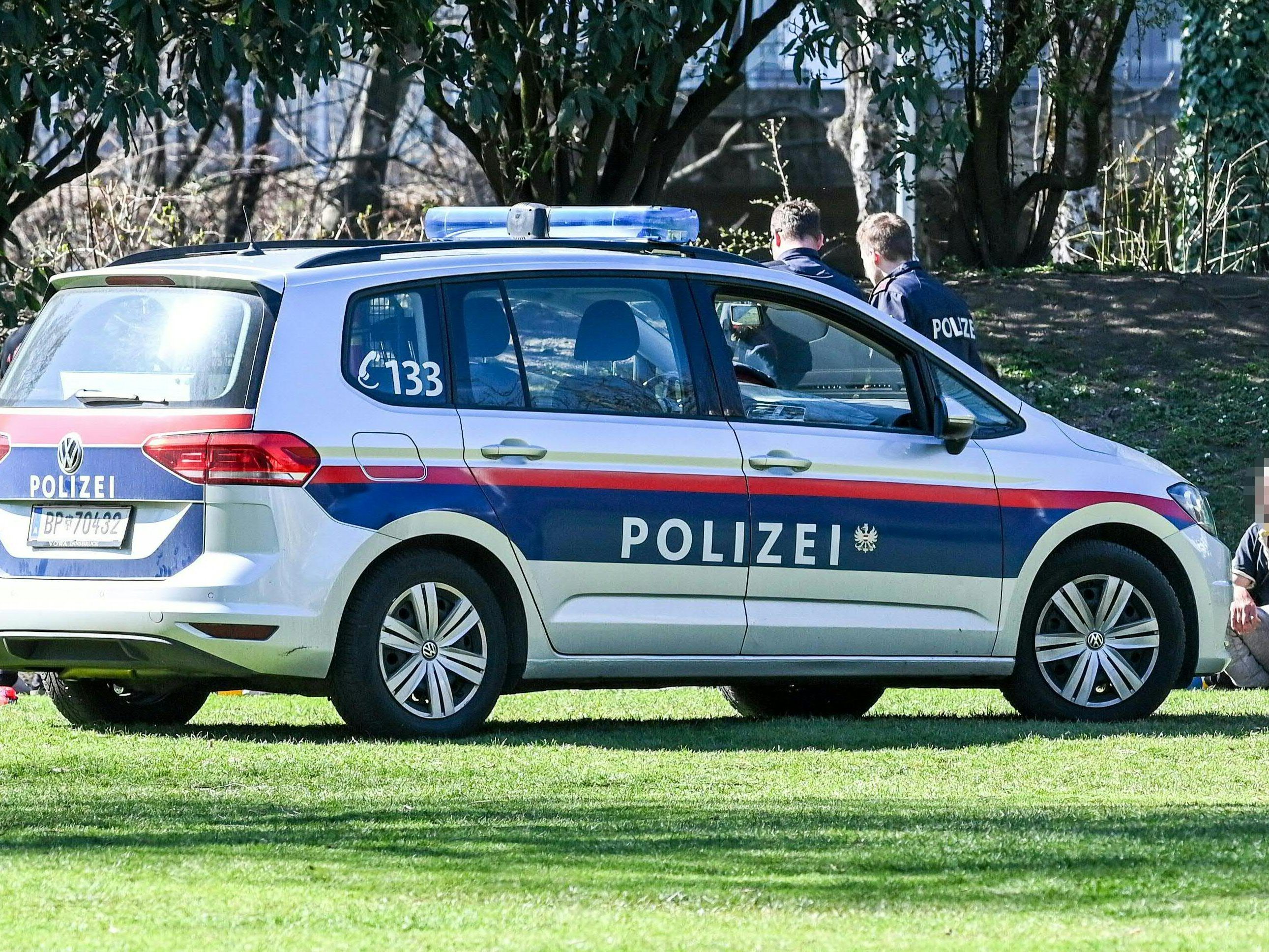 Die Polizei muss sich mit Scherzbolden abmühen, die angeben mit dem Corona-Virus infiziert zu sein. Die Polizei muss sich mit Scherzbolden abmühen, die angeben mit dem Corona-Virus infiziert zu sein.