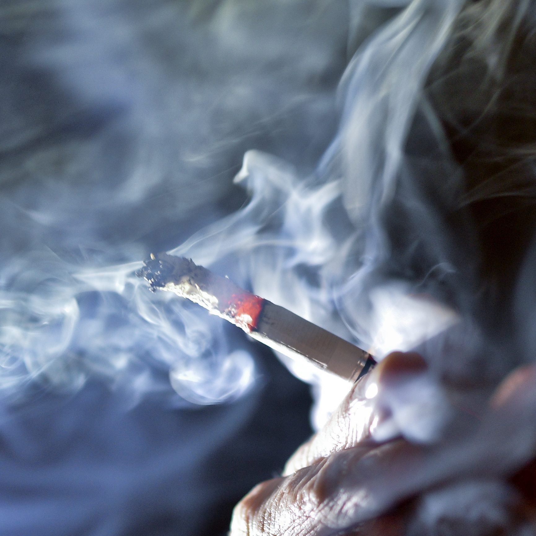 Das Coronavirus setzt sich hauptsächlich in der - bei Rauchern oft geschwächte - Lunge fest.