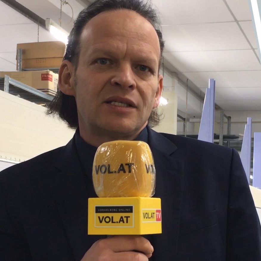 Günter Grabher erklärt, wie in Vorarlberg Schutzmasken hergestellt werden.