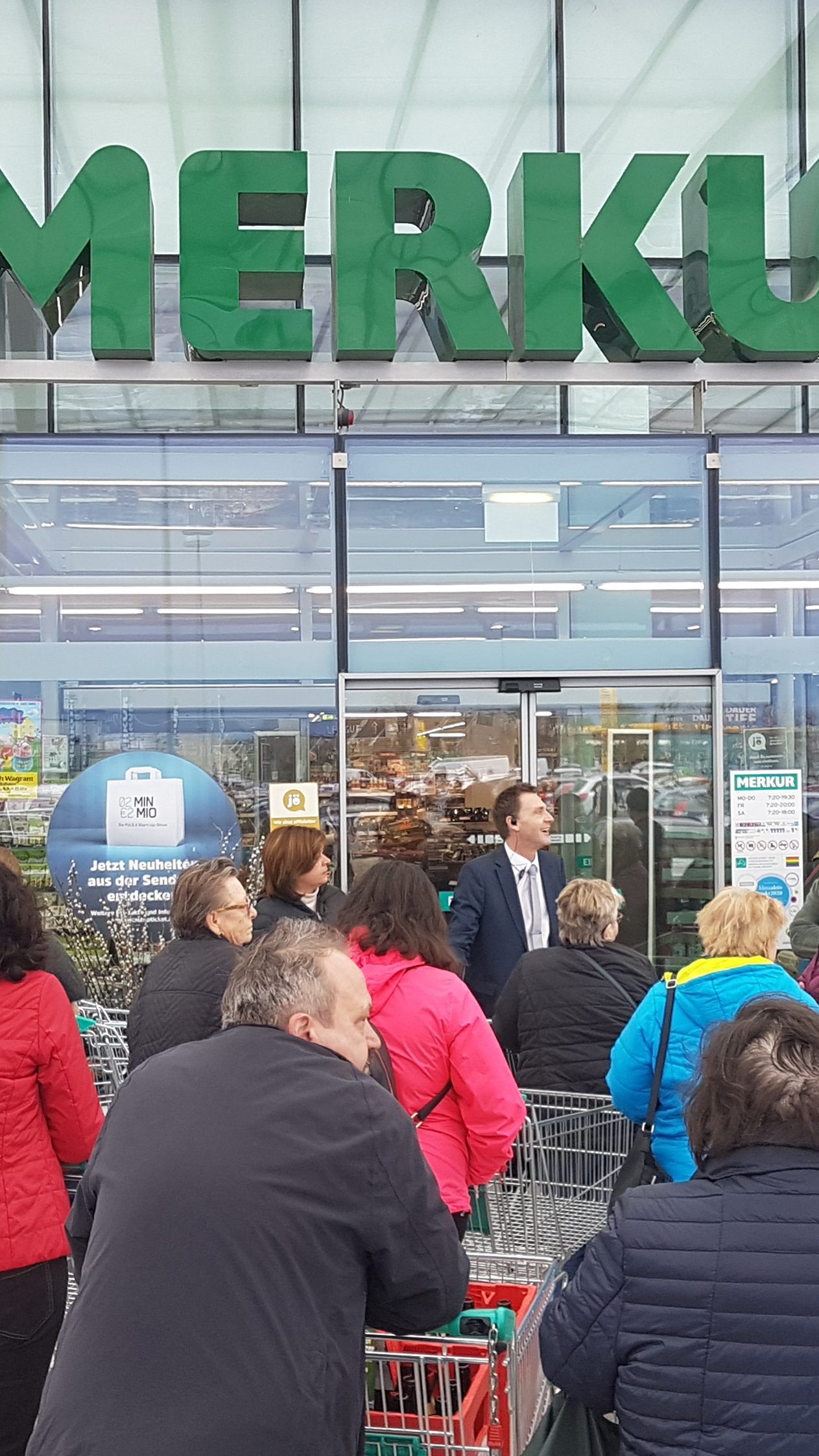 Supermärkte schütten Geld an ihre Mitarbeiter aus.