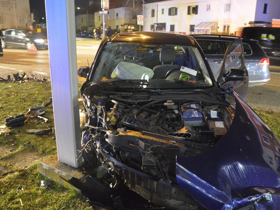 Das Auto des Unfalllenkers prallte gegen einen Masten. Das Auto des Unfalllenkers prallte gegen einen Masten.