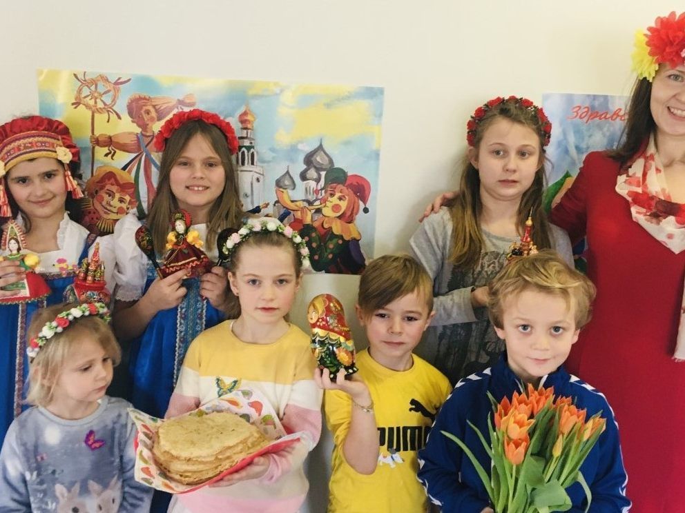 Kinder vom russischen Kinderclub mit den Organisatoren des Festes
