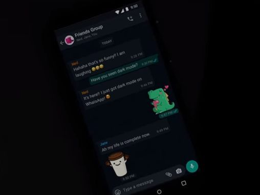 In WhatsApp gibt es nun auch einen dunklen Modus. In WhatsApp gibt es nun auch einen dunklen Modus.