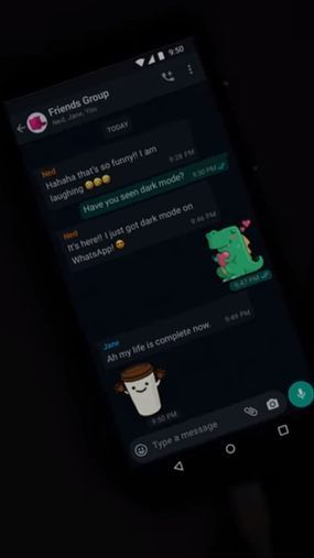 In WhatsApp gibt es nun auch einen dunklen Modus.