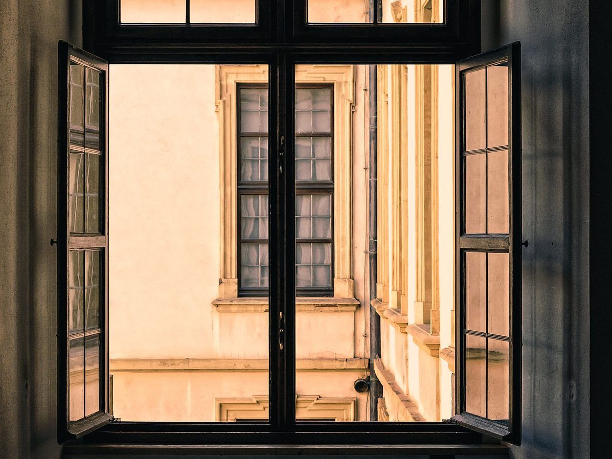 Auf der Flucht vor der Polizei sprang der Mann aus einem Fenster Auf der Flucht vor der Polizei sprang der Mann aus einem Fenster