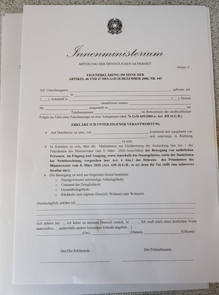 Wer über Provinz- oder Gemeindegrenzen führt, muss eine entsprechende Eigenerklärung mit sich führen (in Südtirol auch in Deutsch erhältlich). Wer über Provinz- oder Gemeindegrenzen führt, muss eine entsprechende Eigenerklärung mit sich führen (in Südtirol auch in Deutsch erhältlich).