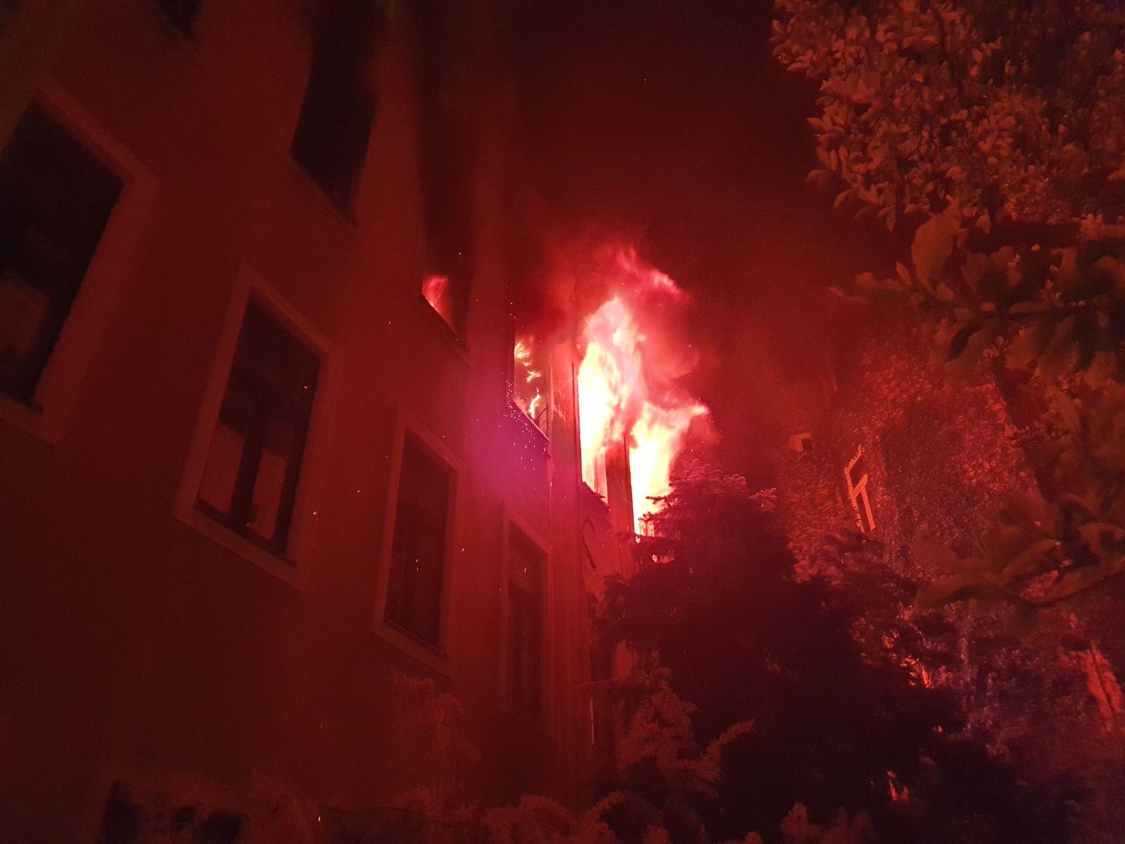 Beim Eintreffen der Feuerwehr brannte die Wohnung bereits lichterloh. Beim Eintreffen der Feuerwehr brannte die Wohnung bereits lichterloh.