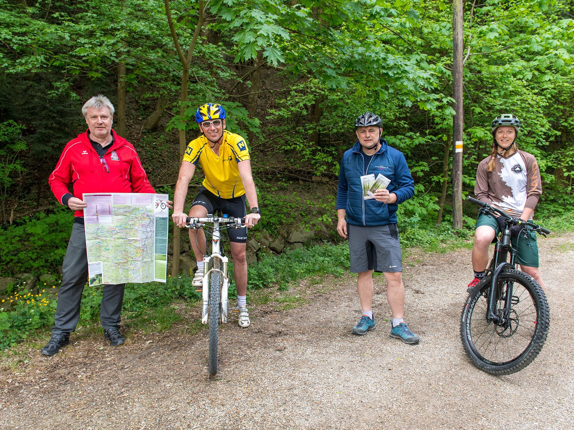 (v.l.n.r.): Herbert Ribarich –Vorsitzender Mountainbike Referat Radsportverband, Jochen Danninger –Landesrat für Wirtschaft, Tourismus und Sport, Christoph Vielhaber -Geschäftsführer Wienerwald Tourismus, Katrin Kaineder –Mountainbike Guide im Trailcenter Hohe Wand Wiese