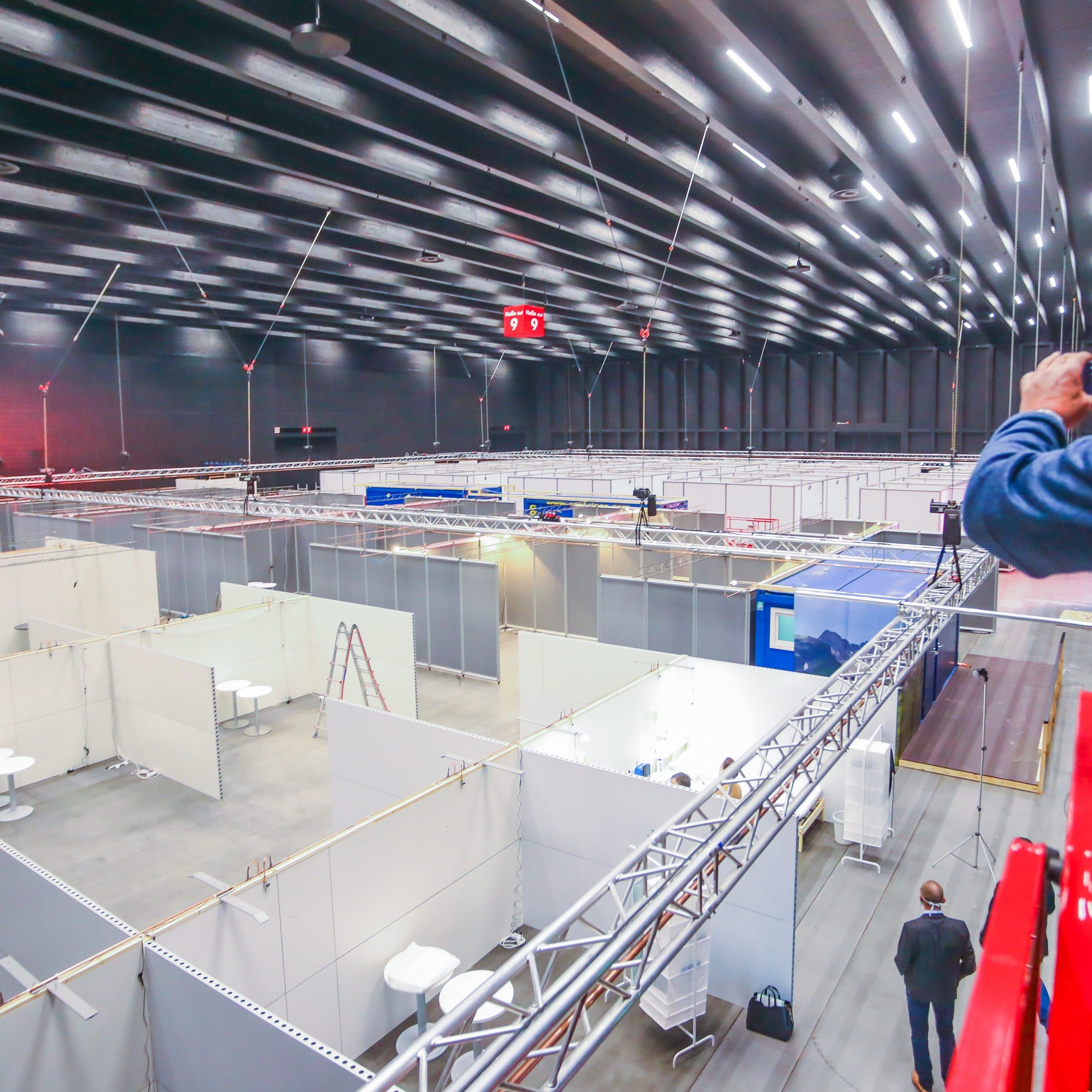 Eine Messehalle wurde zum Notversorgungszentrum umgewandelt.
