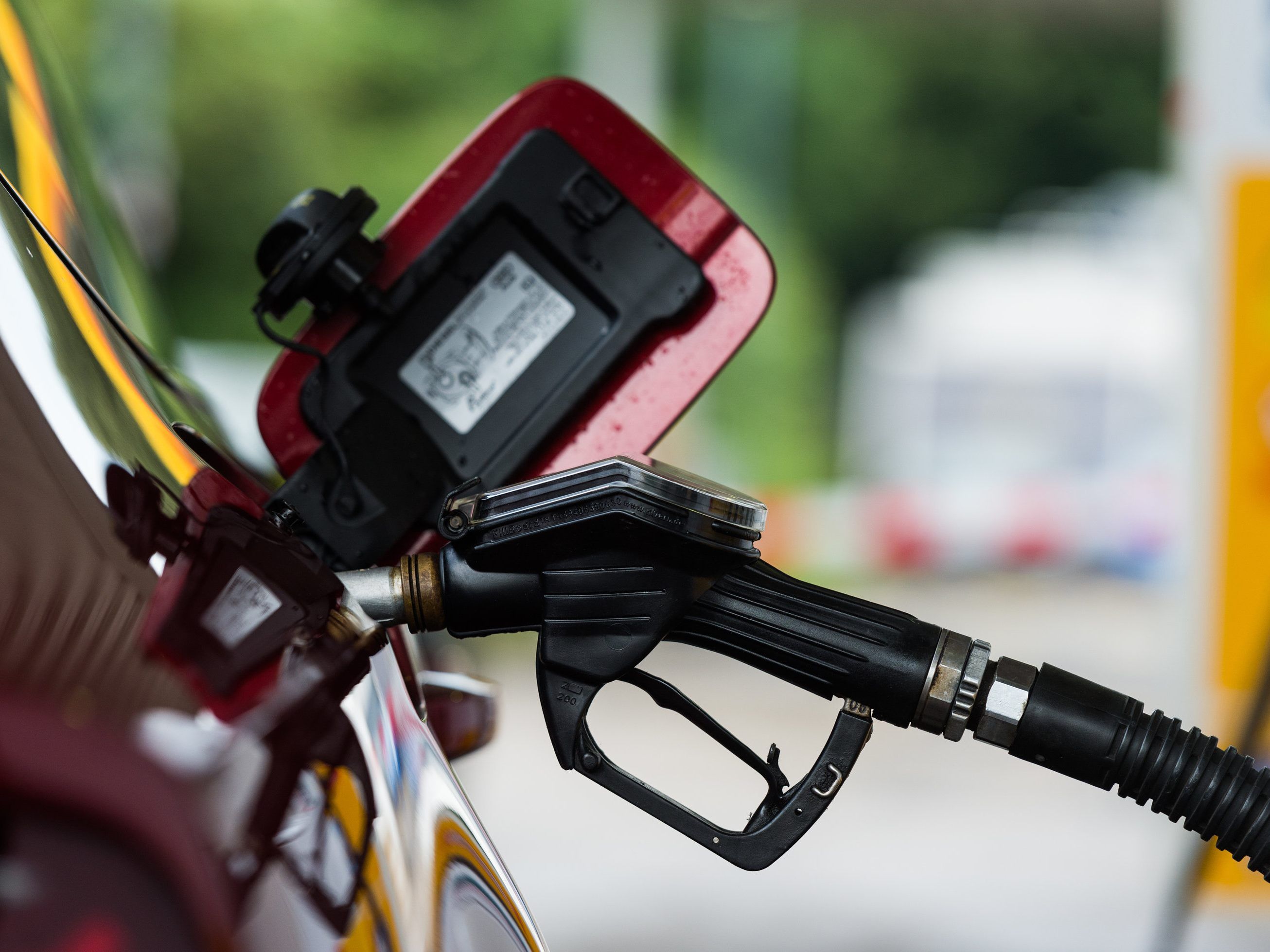 Der mann fuhr mit gestohlenen Kennzeichen zur Tankstelle und bezahlte nicht.