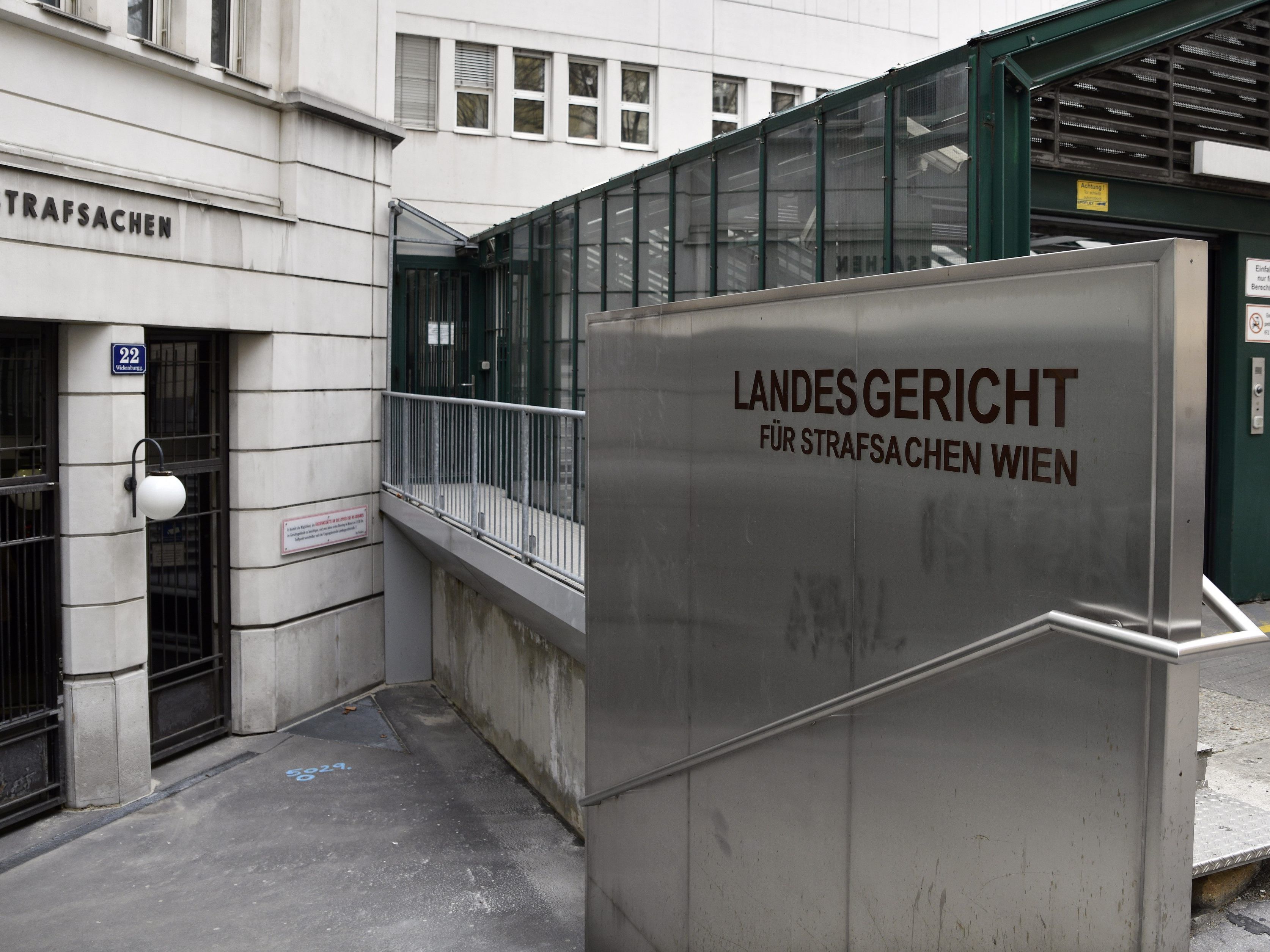 Der Betrieb wird langsam hochgefahren. Der Betrieb wird langsam hochgefahren.