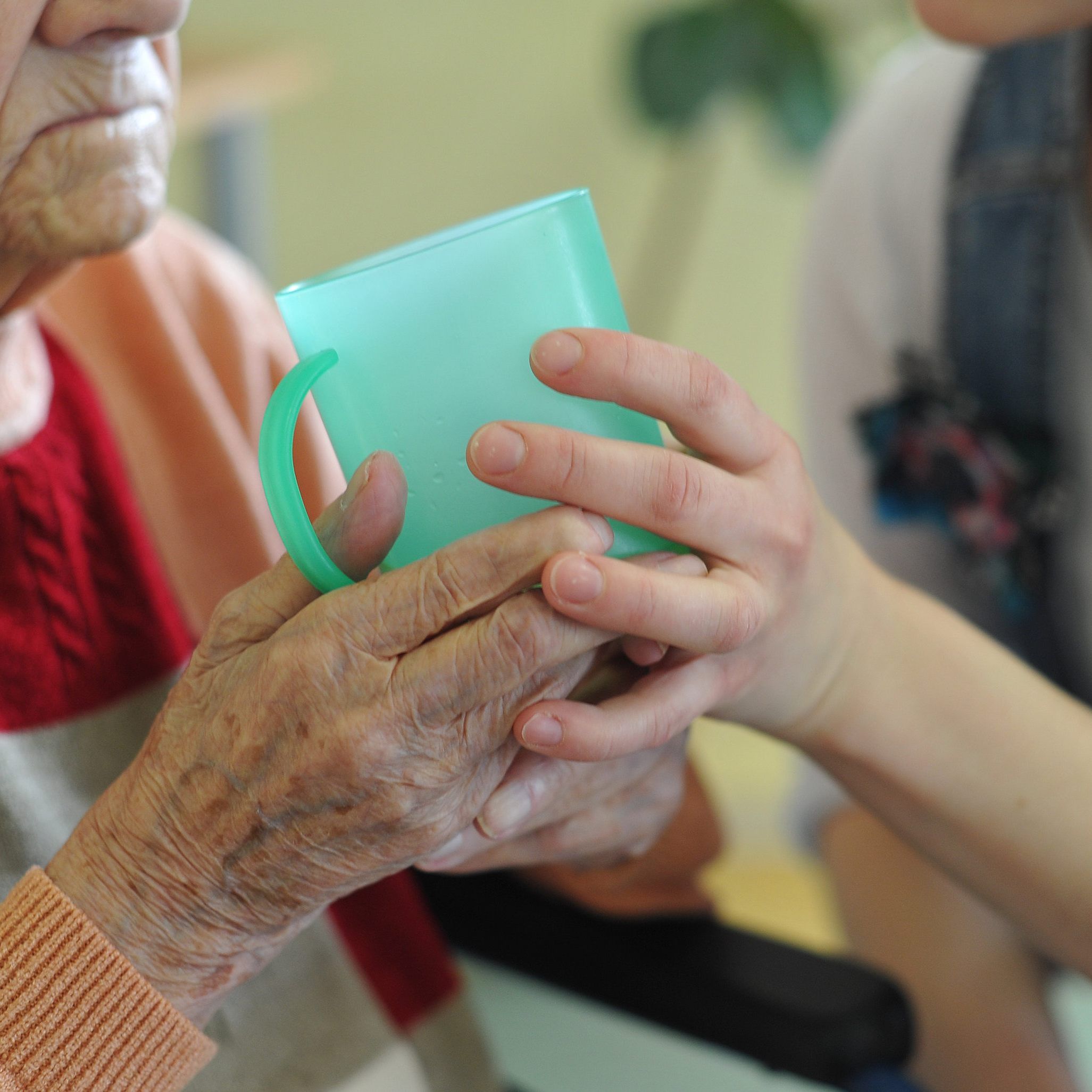Auch Betreuer und Betreuerinnen aus Osteuropa sollen Zugang zum Härtefallfonds bekommen.
