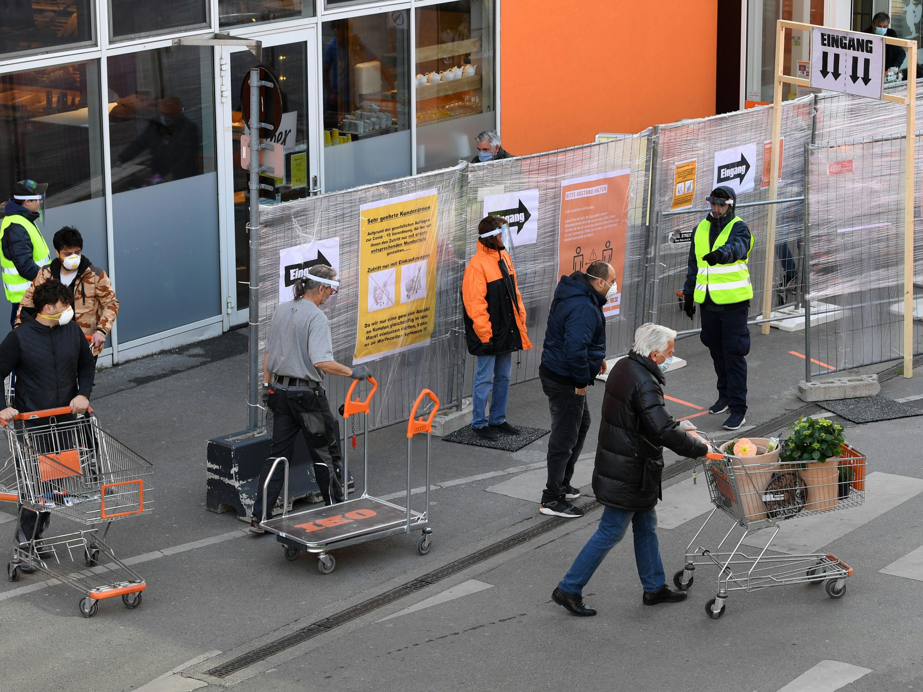 Vor den Wiener Baumärkten gab es zum Teil lange Schlangen. Vor den Wiener Baumärkten gab es zum Teil lange Schlangen.