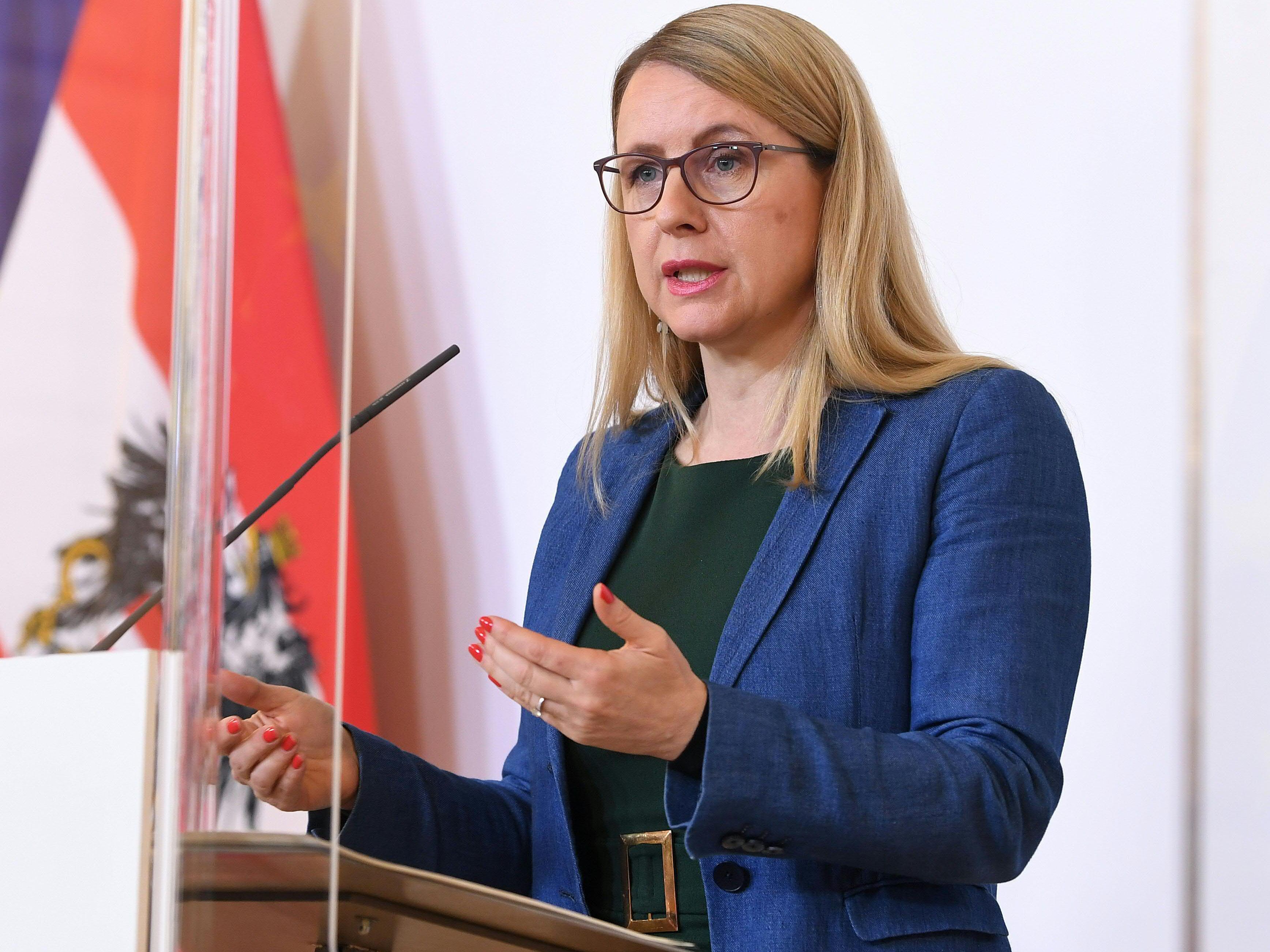 Wirtschaftsministerin Schramböck sicherte Start-ups "Hilfe in der Not" zu.