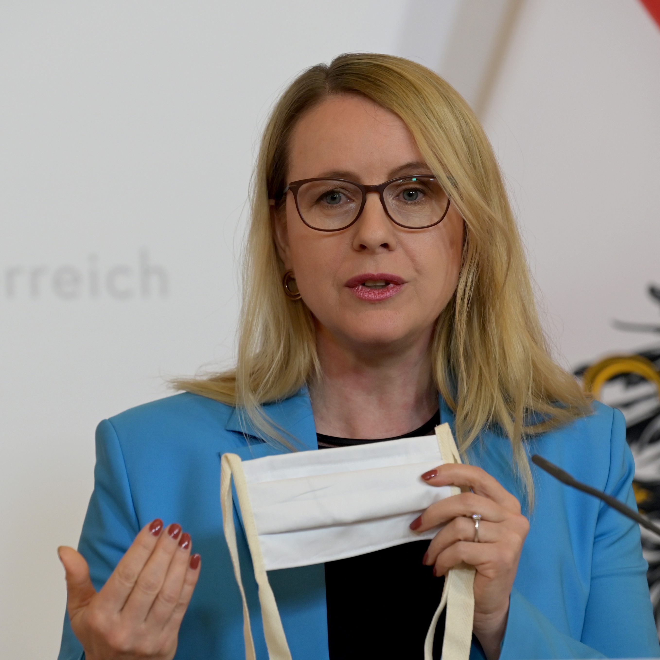 Schramböck hat am Samstag die ersten FFP2-Schutzmasken aus heimischer Herstellung präsentiert.