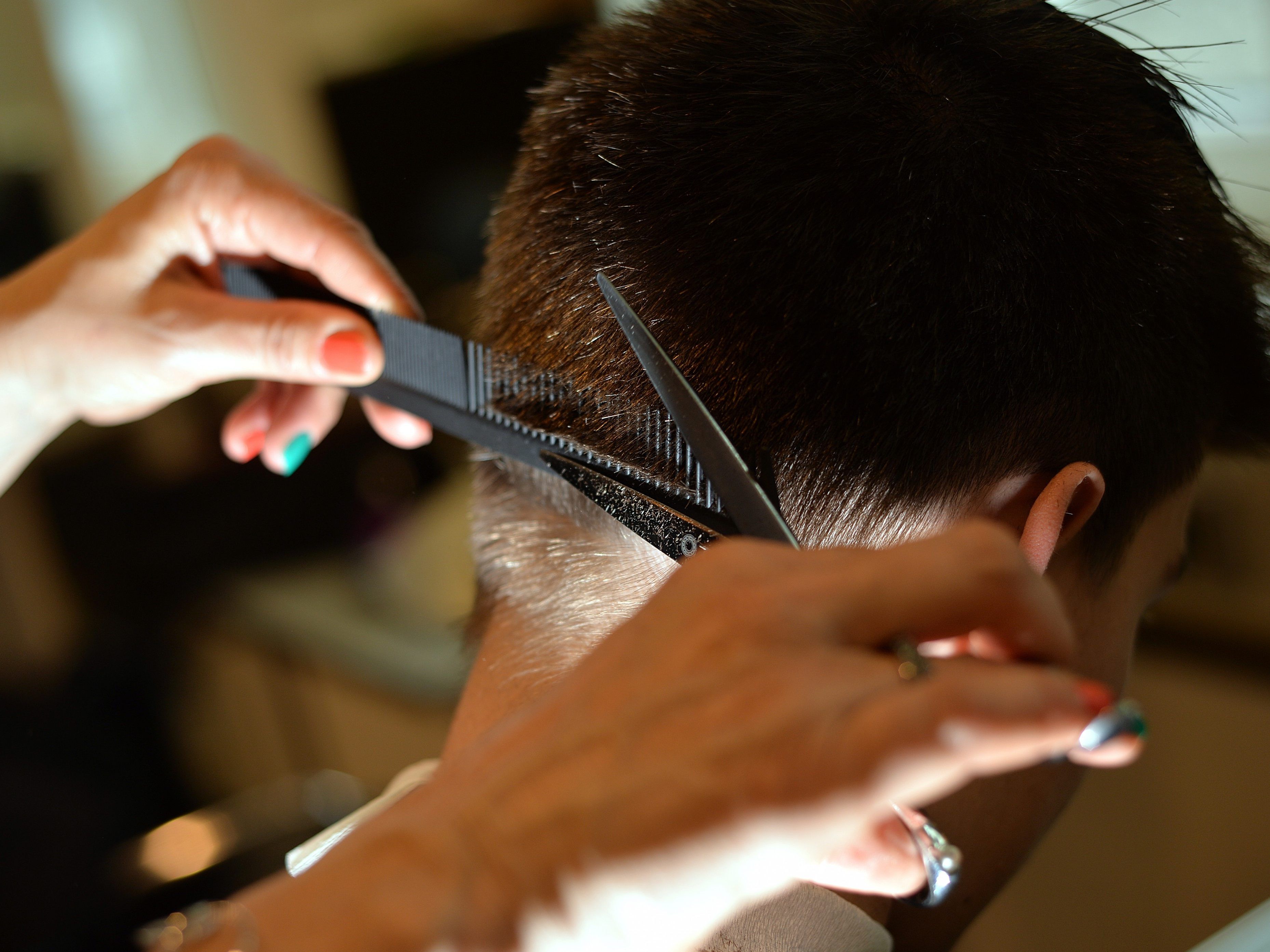 Den Wiener Friseuren geht die Luft aus. Den Wiener Friseuren geht die Luft aus.