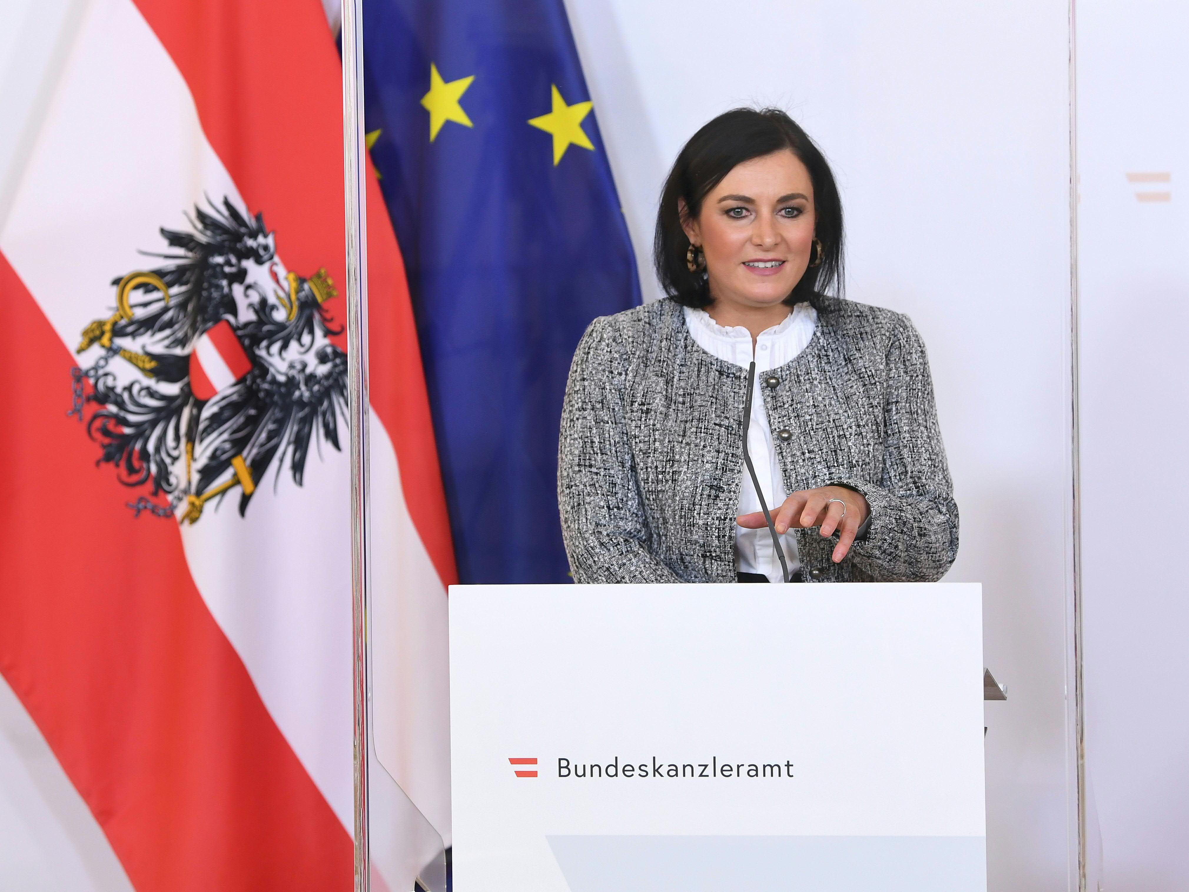 Tourismusministerin Elisabeth Köstinger (ÖVP) vertröstet hinsichtlich der Hochfahrpläne für den Tourismus Tourismusministerin Elisabeth Köstinger (ÖVP) vertröstet hinsichtlich der Hochfahrpläne für den Tourismus
