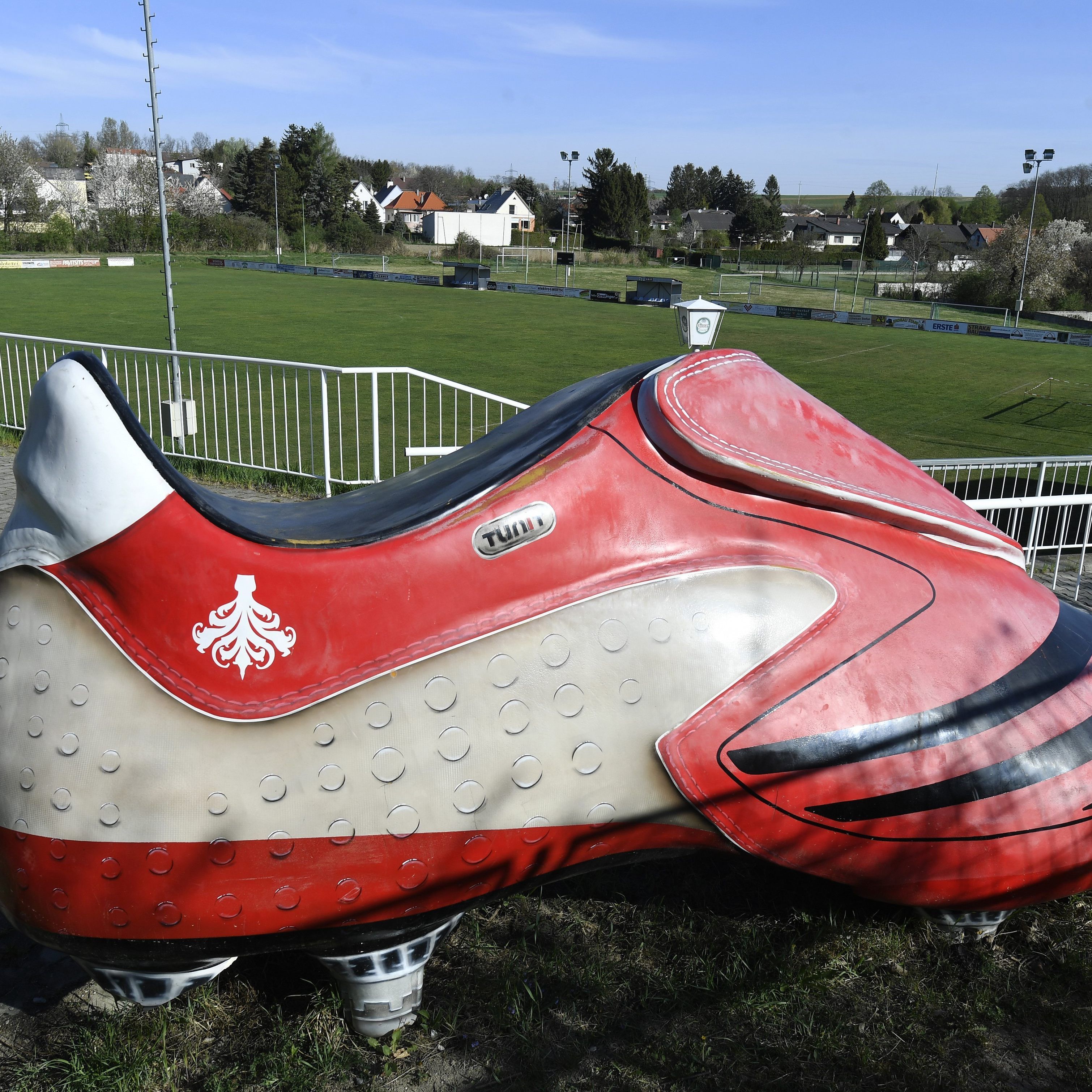 Die Pläne für Liga-Geisterspiele werden dem Sport- und Gesundheitsministerium übermittelt.