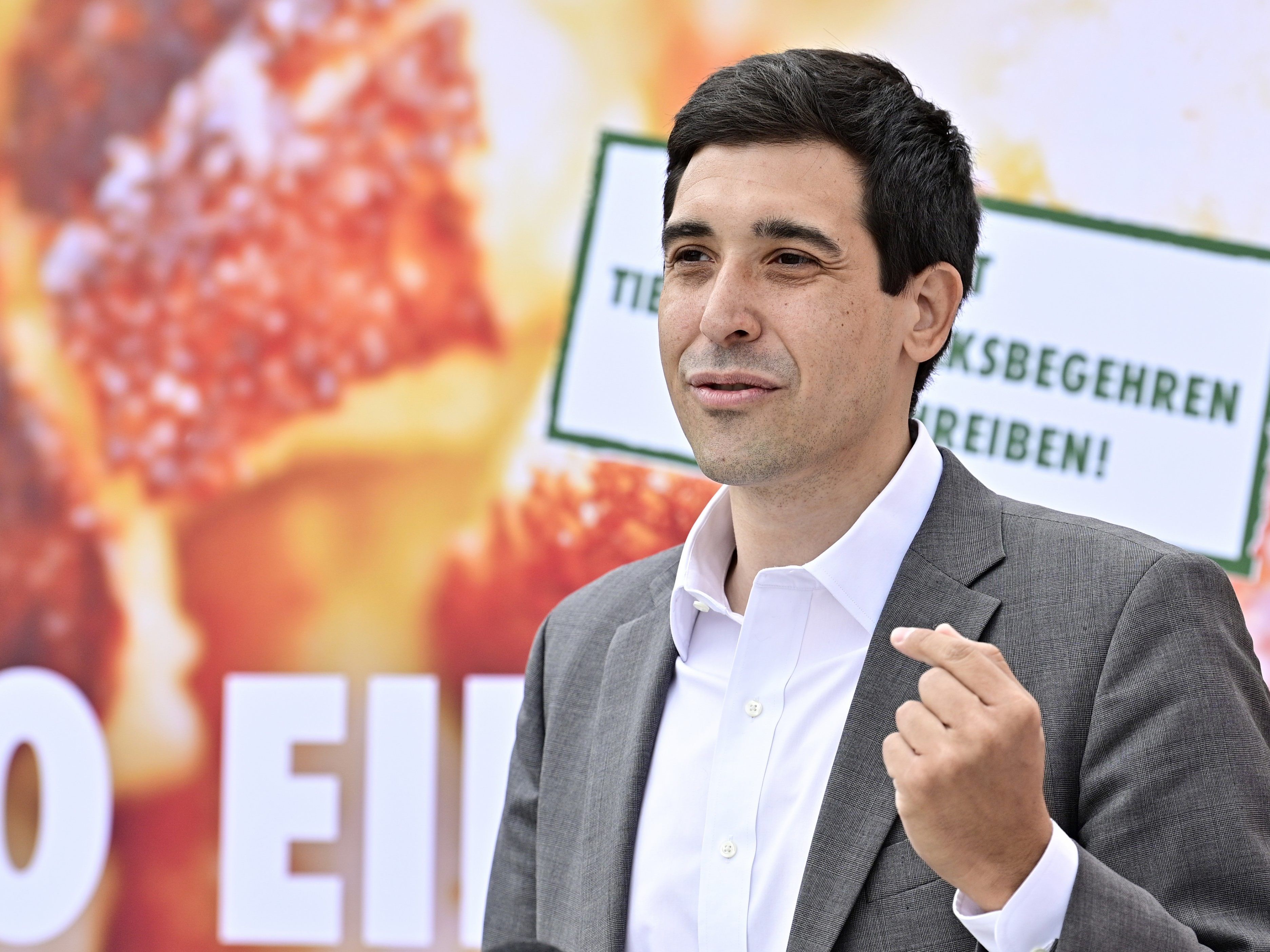 Sebastian Bohrn Mena fordert Geld auch für Gemeinnützige.