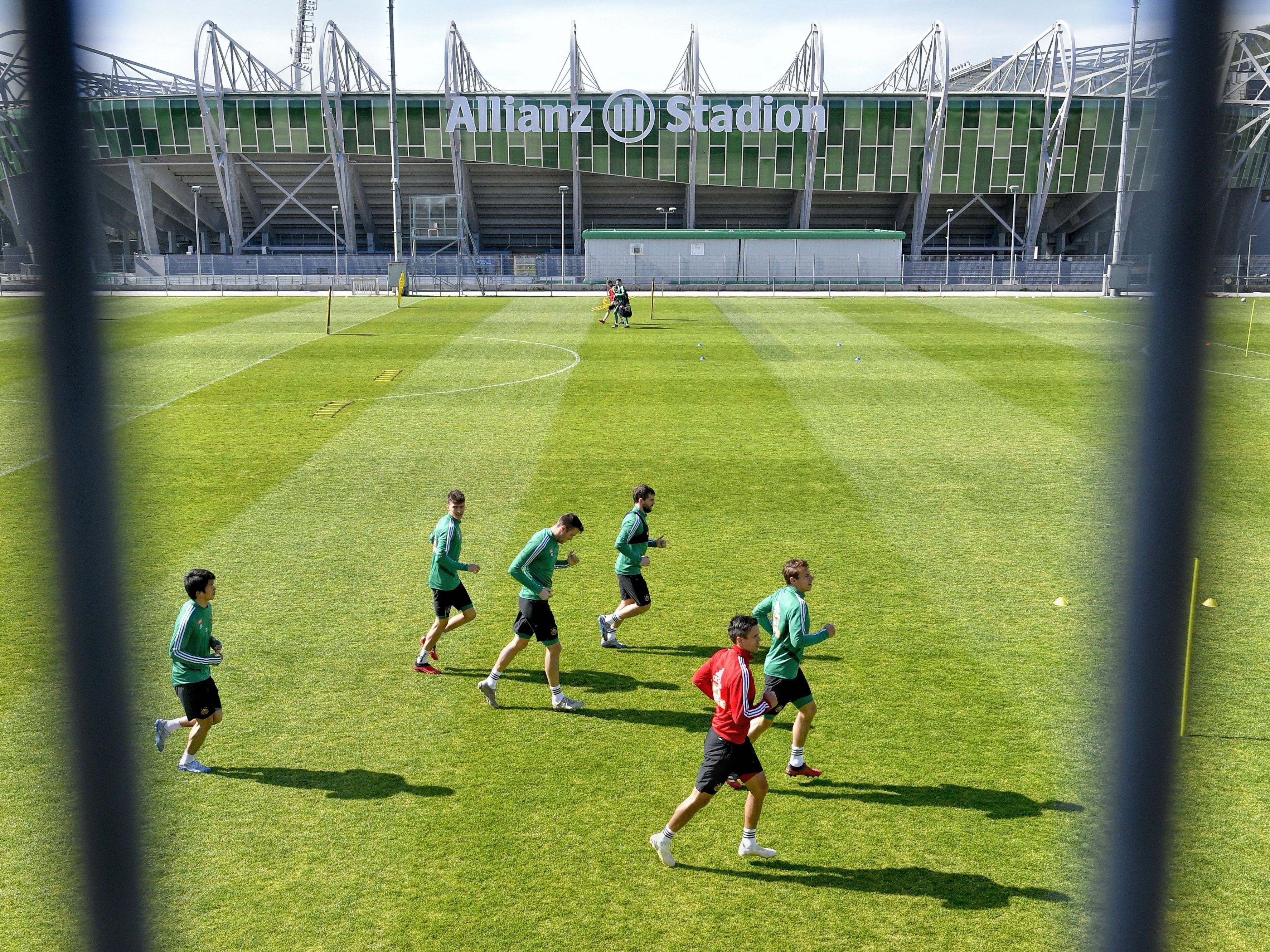 Rapid Wien hat sein erstes Kleingruppentraining in der Corona-Krise absolviert. Rapid Wien hat sein erstes Kleingruppentraining in der Corona-Krise absolviert.